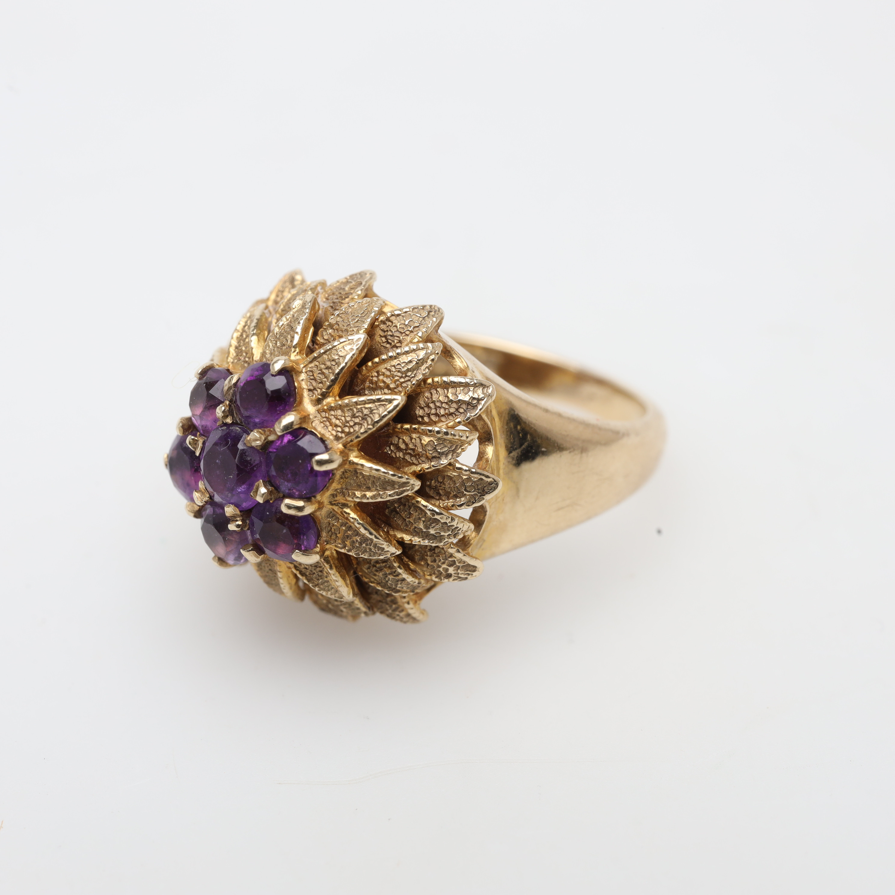RING 9K, guld med ametister bruttovikt ca 8,4 gram.