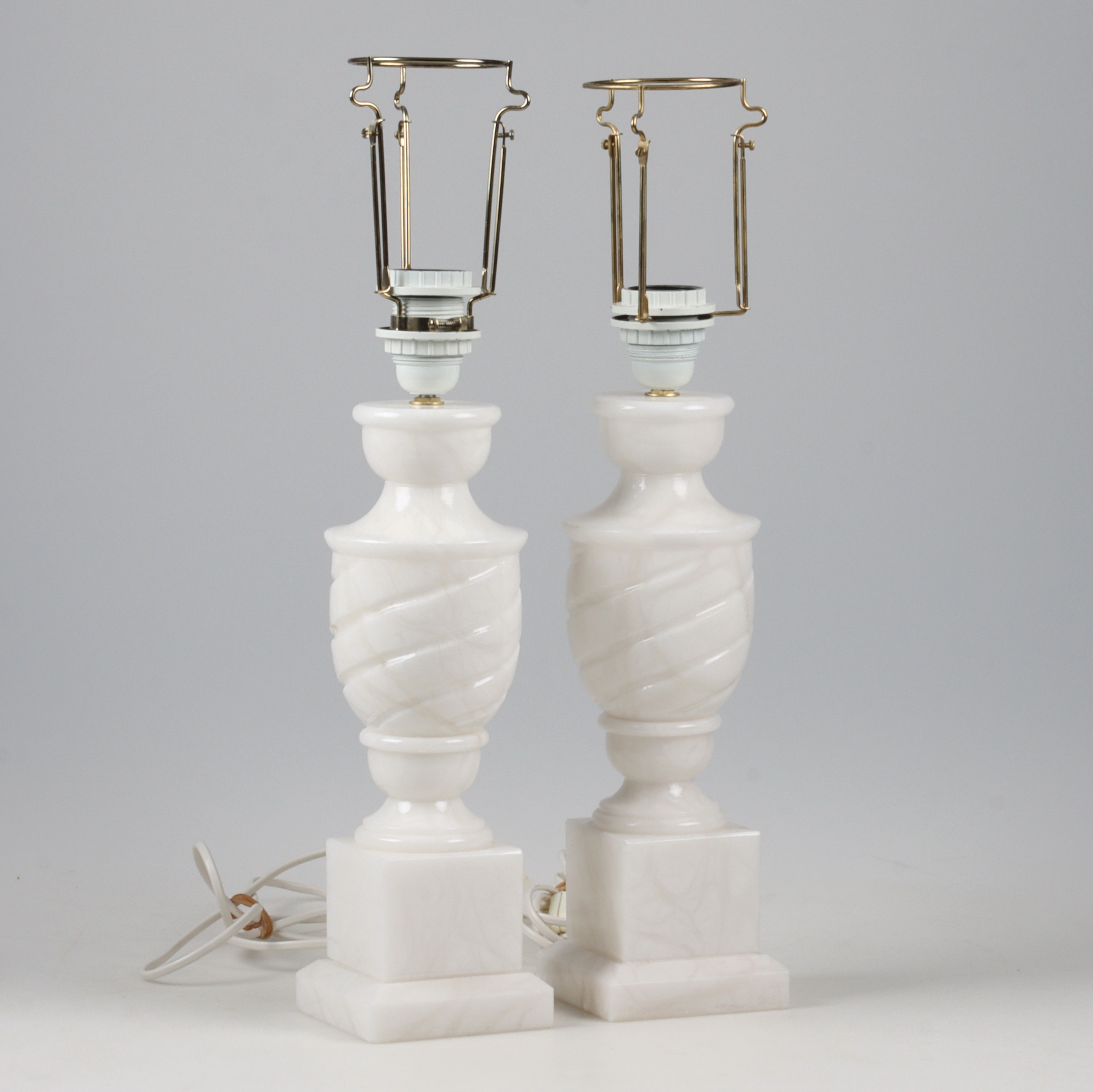 BORDSLAMPOR ett par, alabaster, 1900-talets senare del.