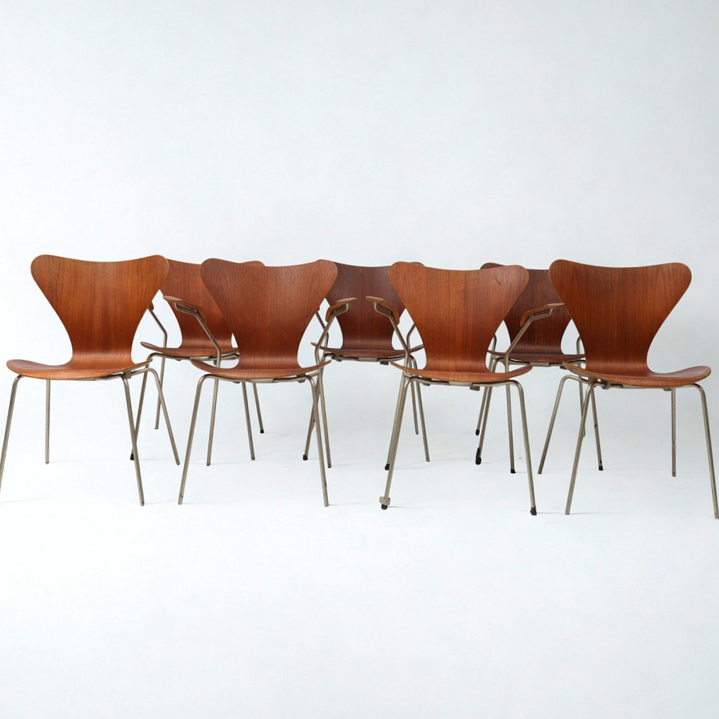 ARNE JACOBSEN. Stolar, 5+2, "Sjuan", Fritz Hansen, Danmark 1950-tal. Teak samt kromat stålrör, stämplade.