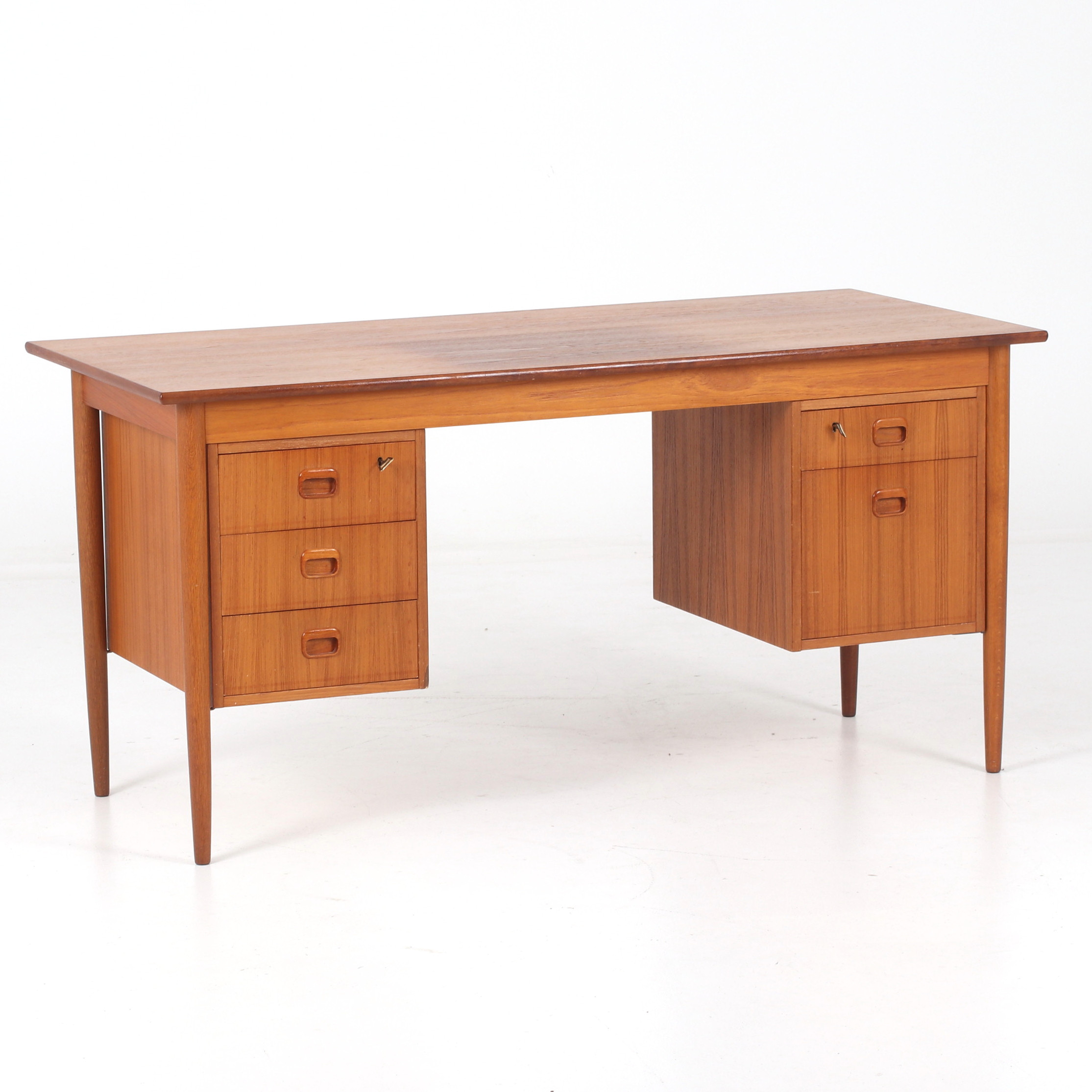 SKRIVBORD, teak, 1960-tal.