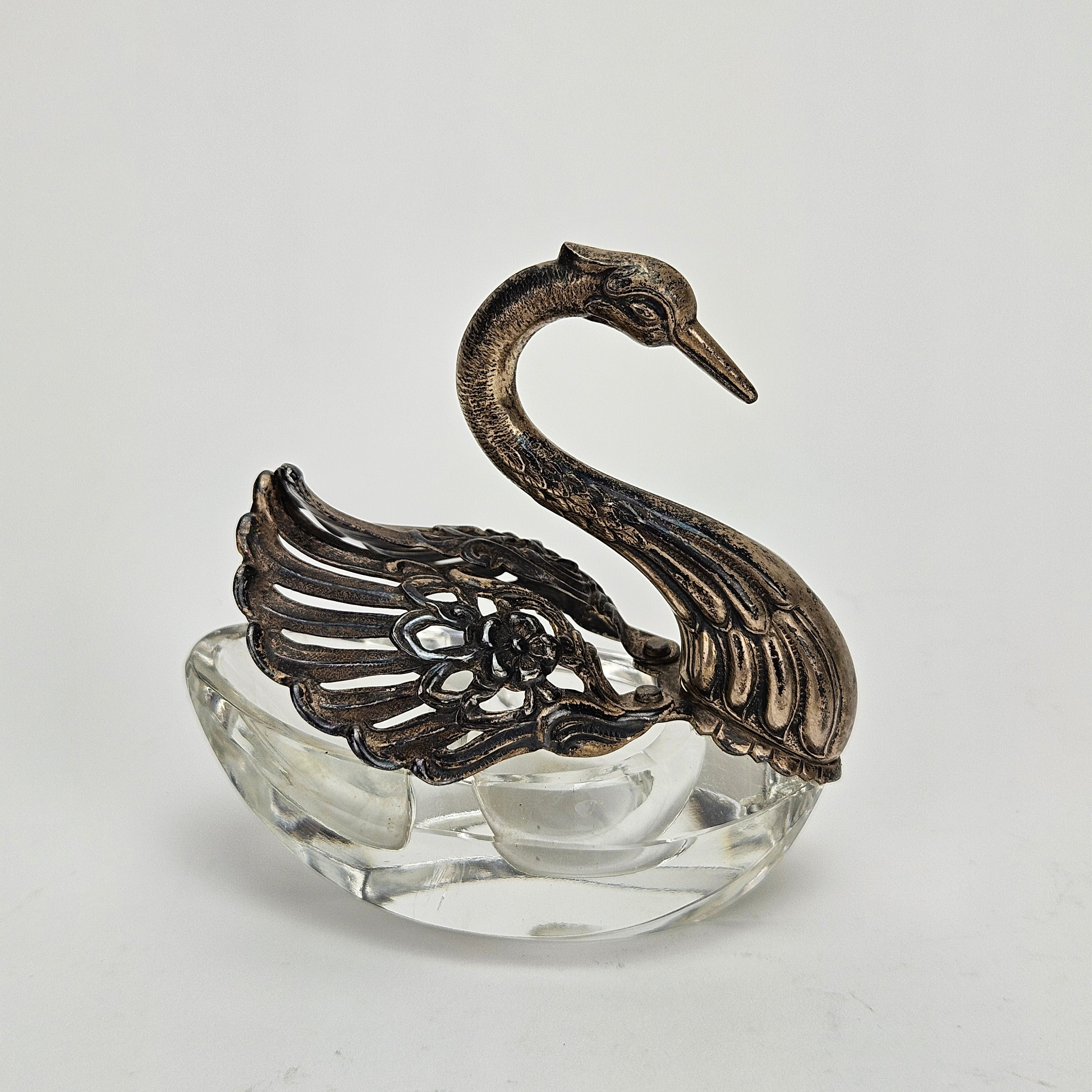 SALTKAR, silver och glas, i form av svan, 1900-tal.