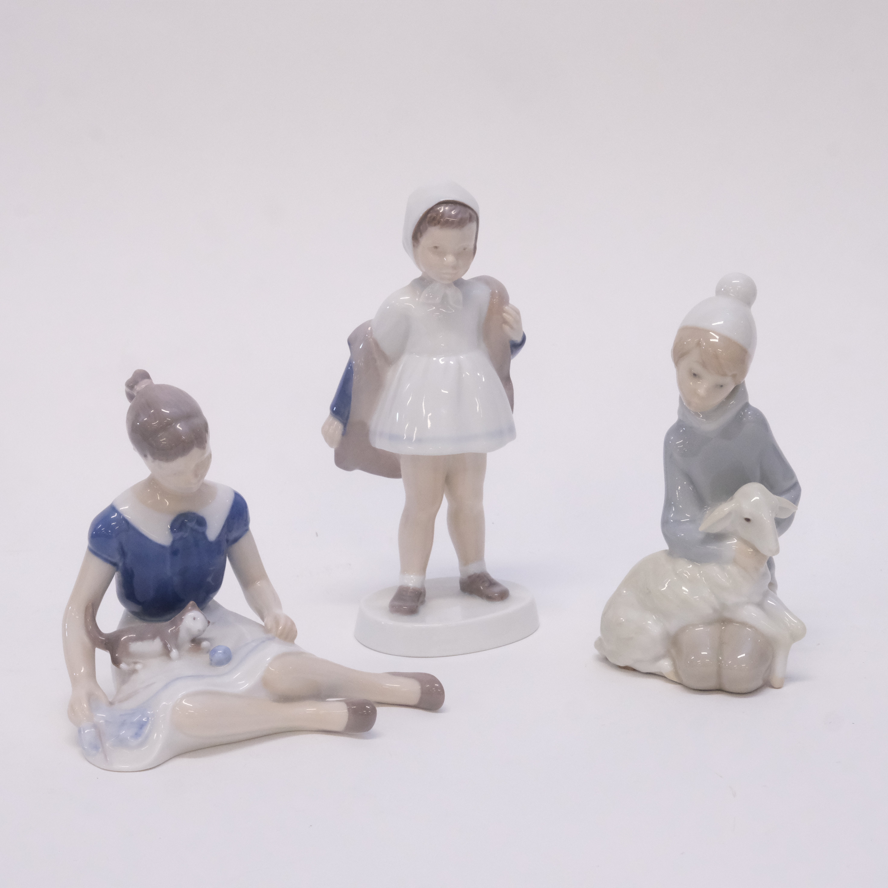 TRE FIGURINER, BING & GRÖNDAHL OCH LLADRO.