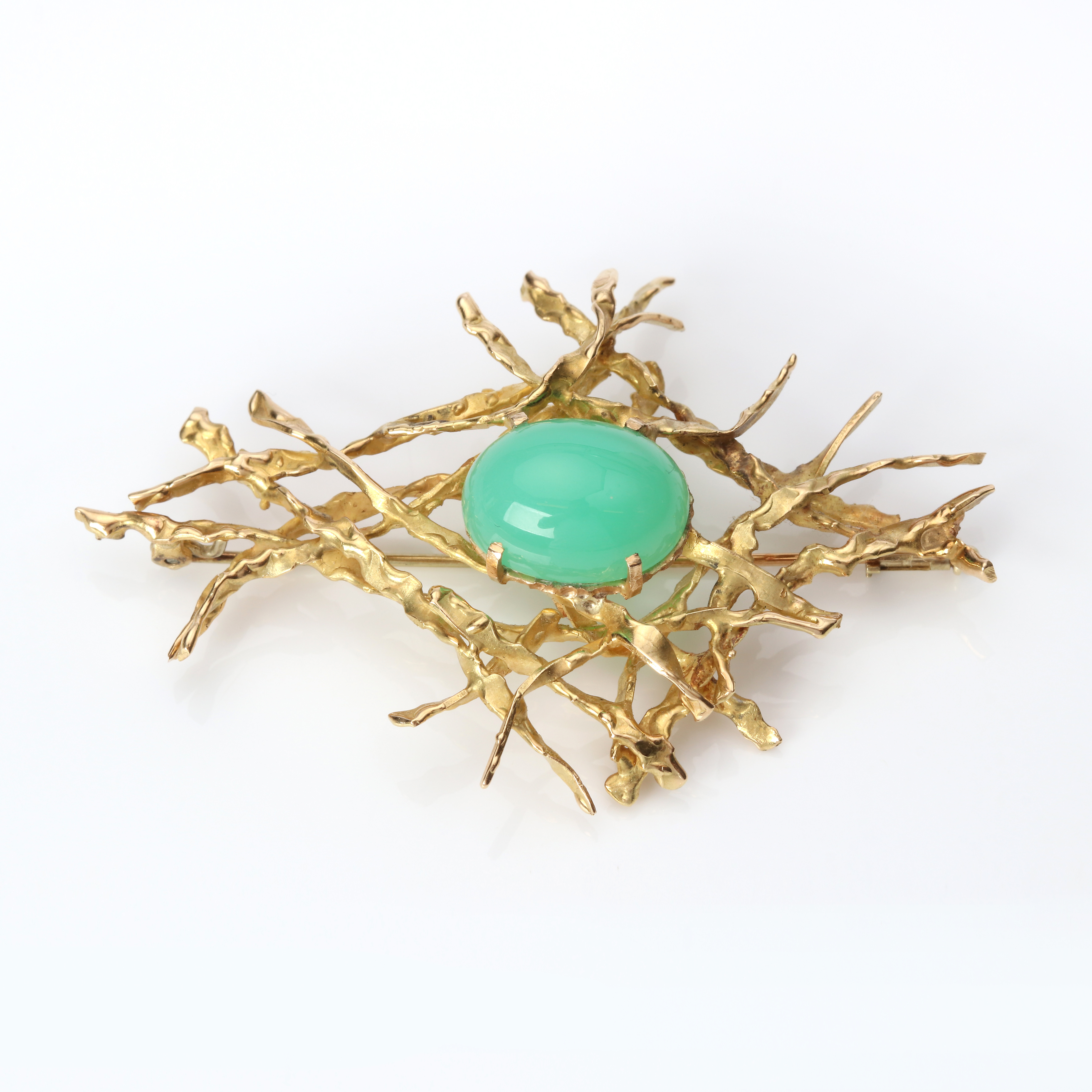 KAARE HARHORN, BROSCH. 18k guld med en cabochonslipad krysopras, Mesinge, Danmark, totalvikt ca 16,2 gram.