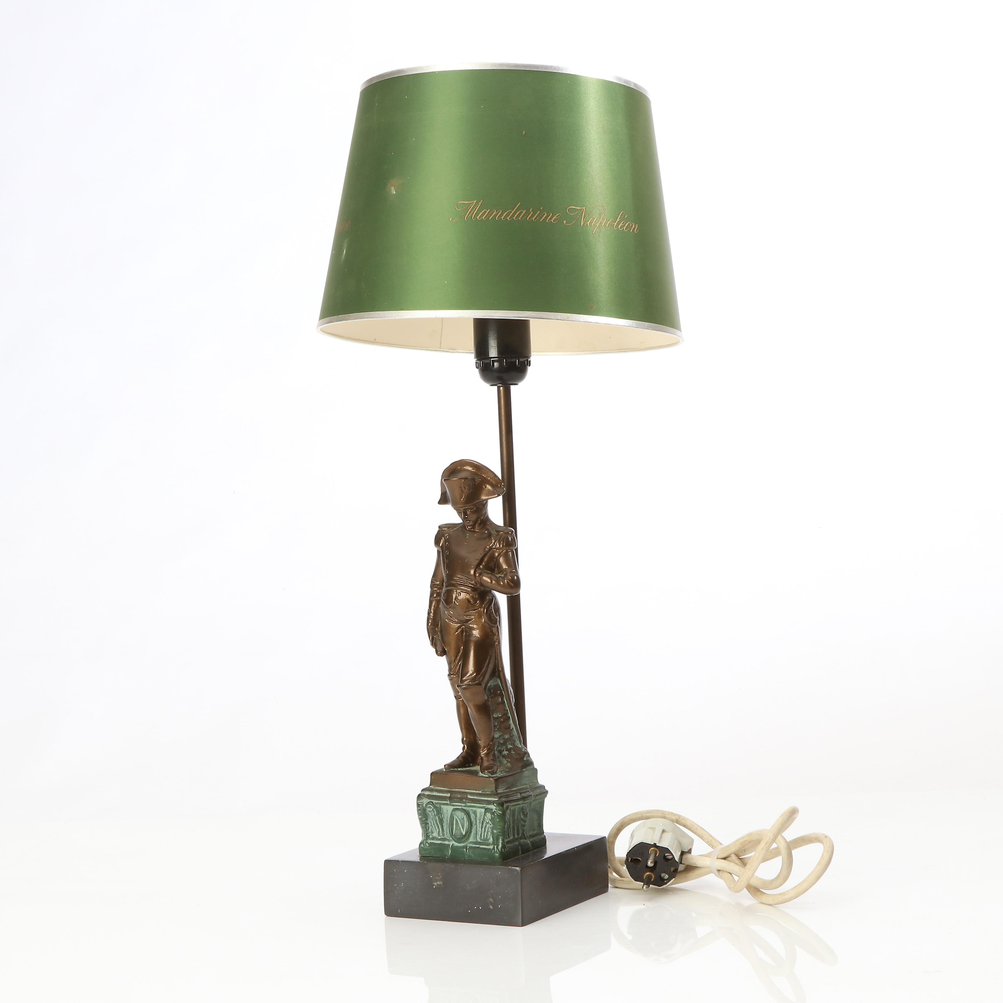 BORDSLAMPA, NAPOLEON. Patinerad gjutmassa. Samtida tillverkning.