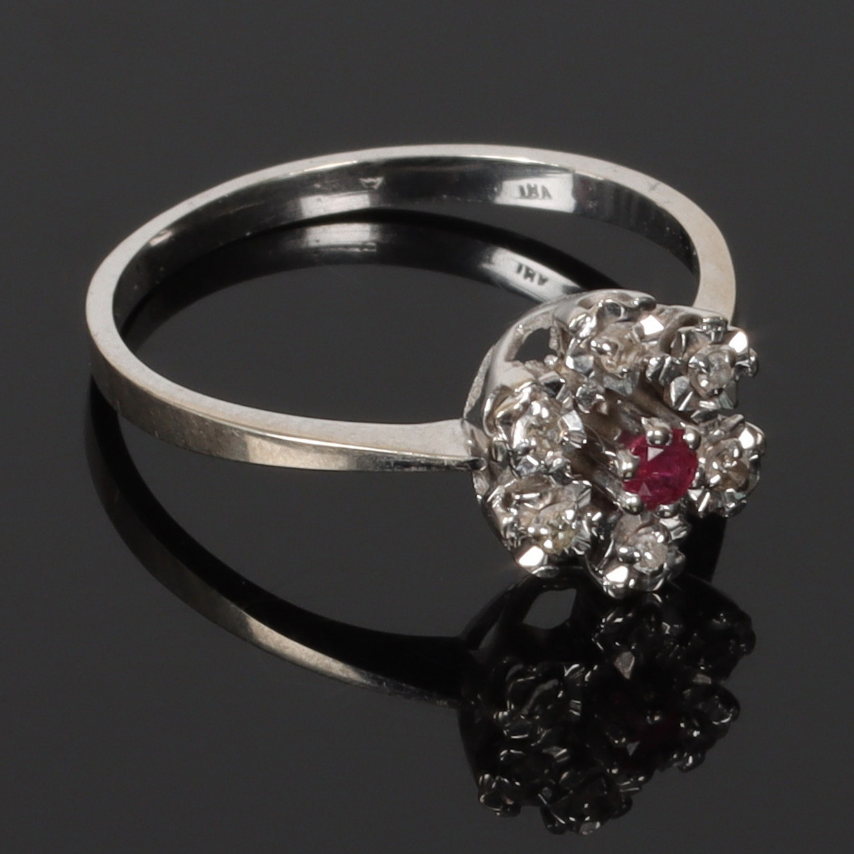 RING, 18k vitt guld, med röd och vita stenar, 1900-tal.