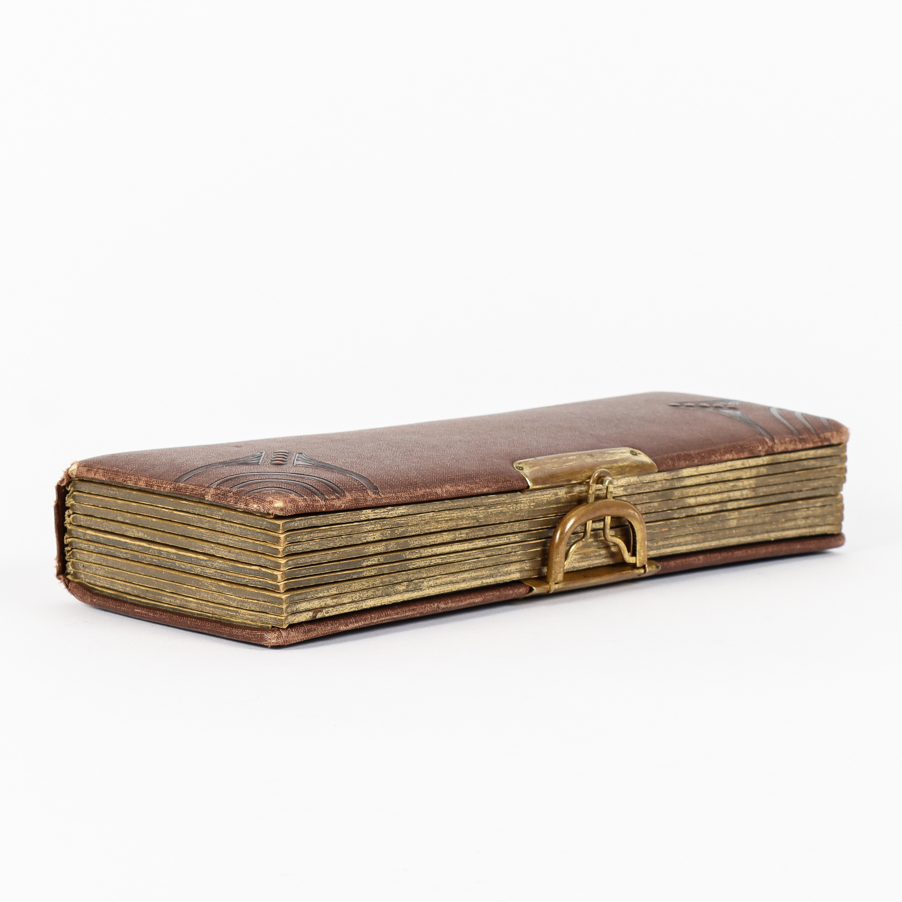 FOTOALBUM 18/1900-tal, med äldre ateljéfotografier.