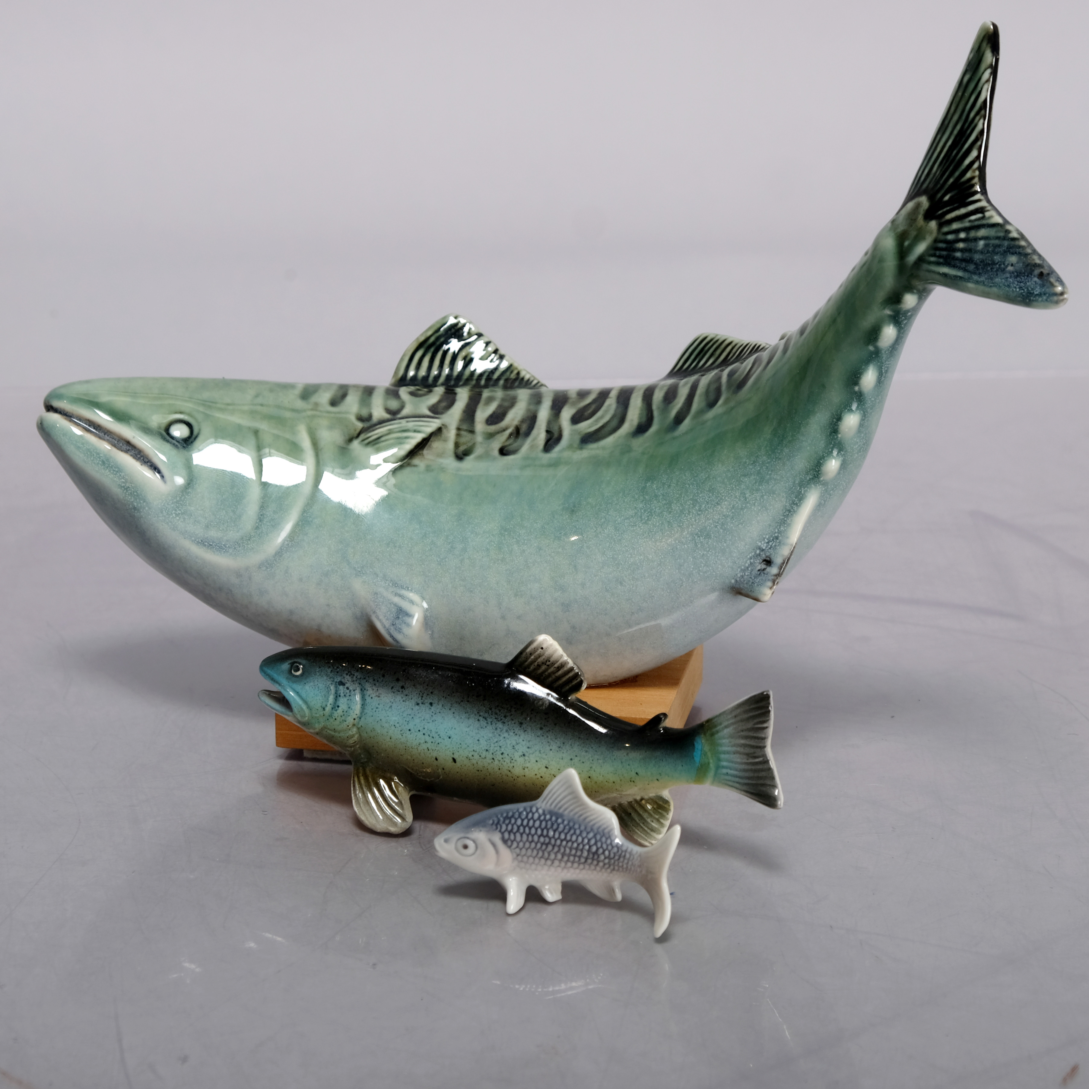 Fiskar Porslin (3st) Varav en Sven Wejsfelt Stim 8.