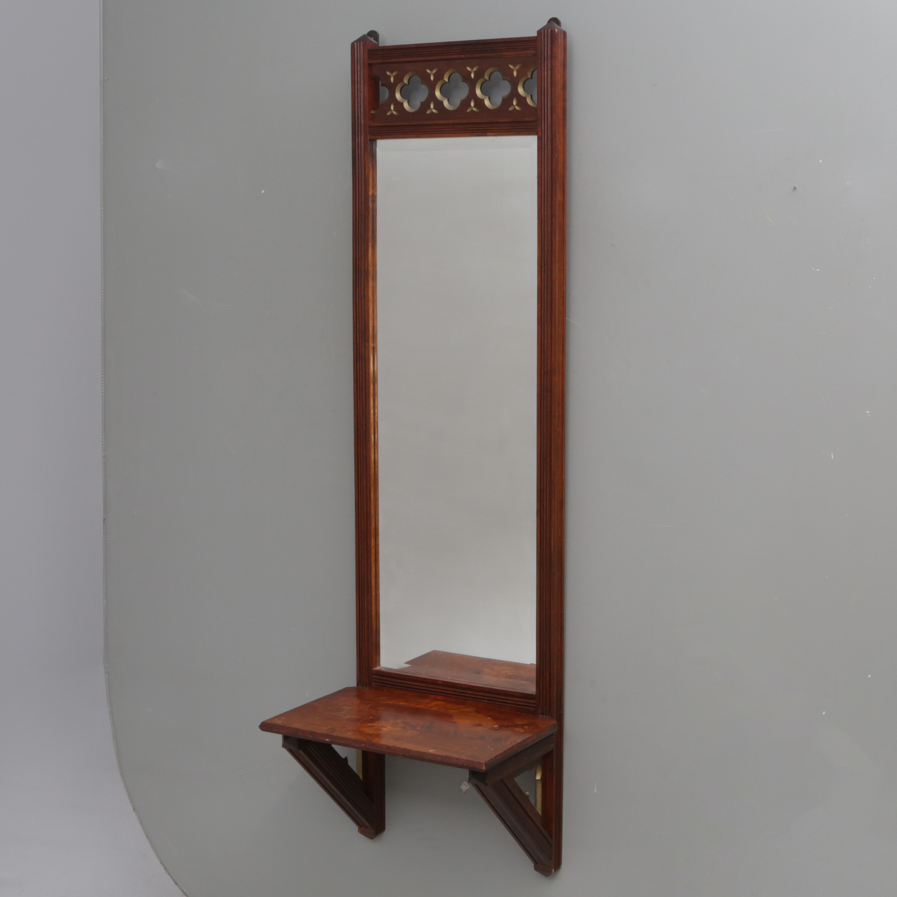 SPEGEL med hylla, nygotik, sent 1800-tal.