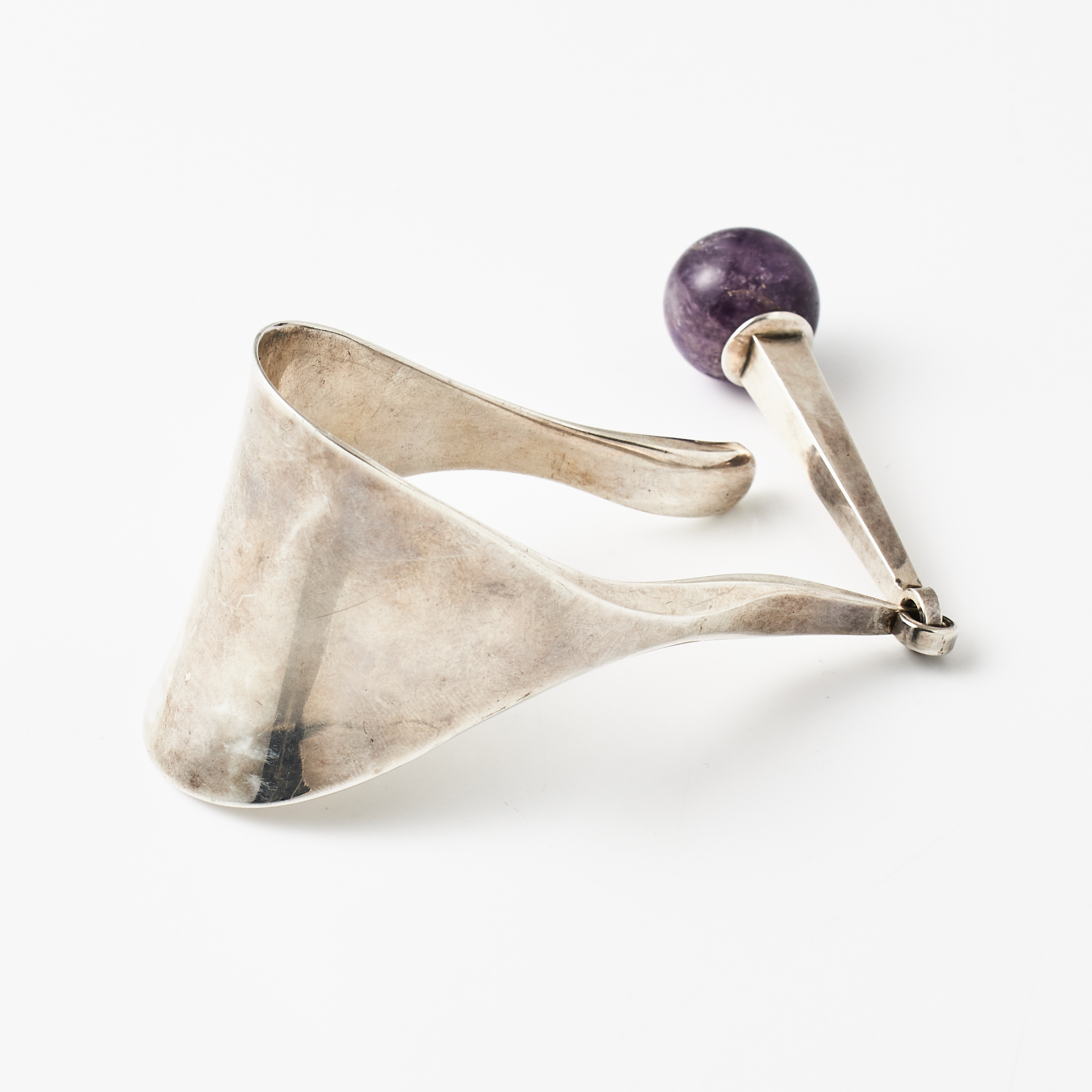 SIGURD PERSSON. Armring, silver, öppen skena, stavformad hängande dekordel med ametistkula, Stockholm 1958.