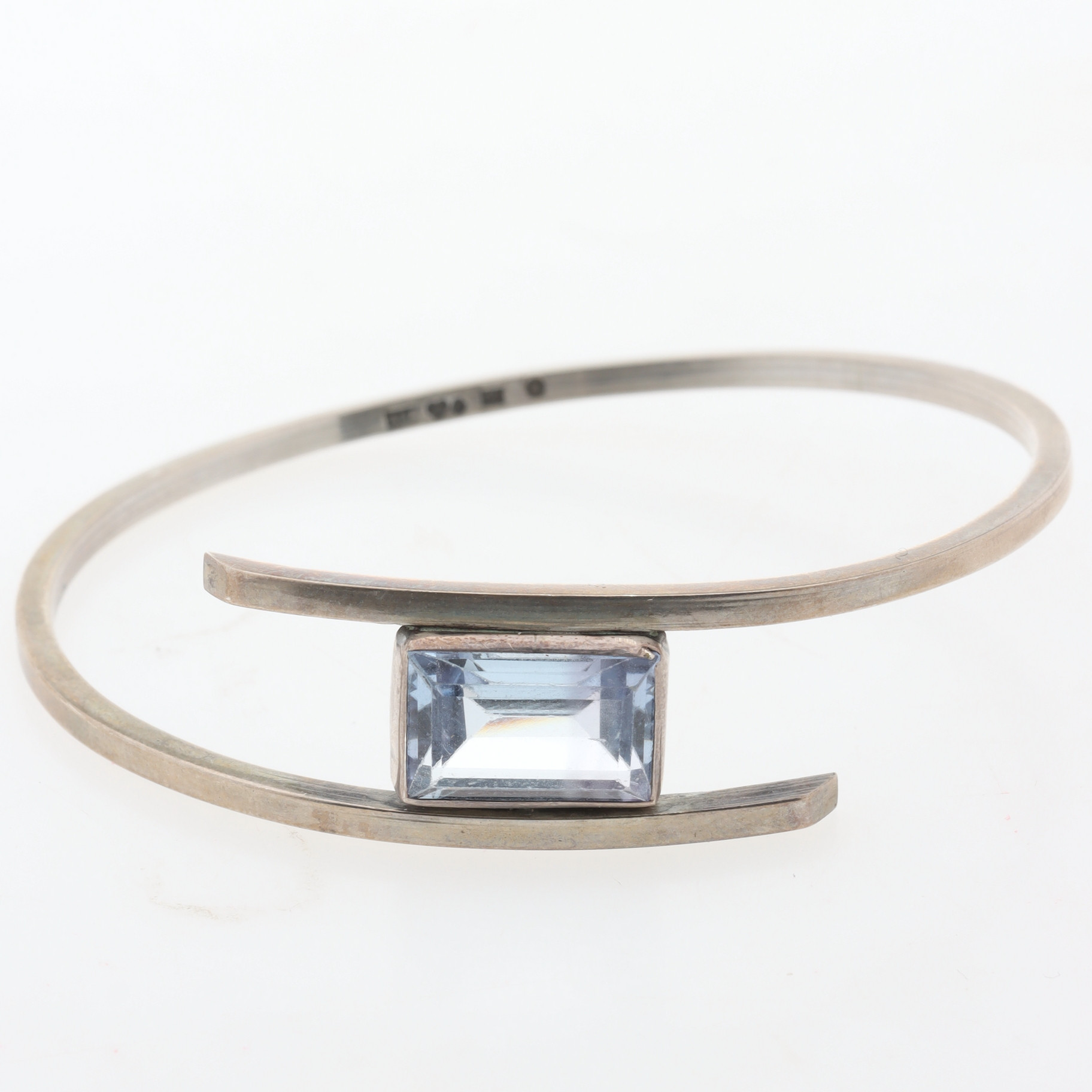 ARMRING, silver med ljusblå sten.