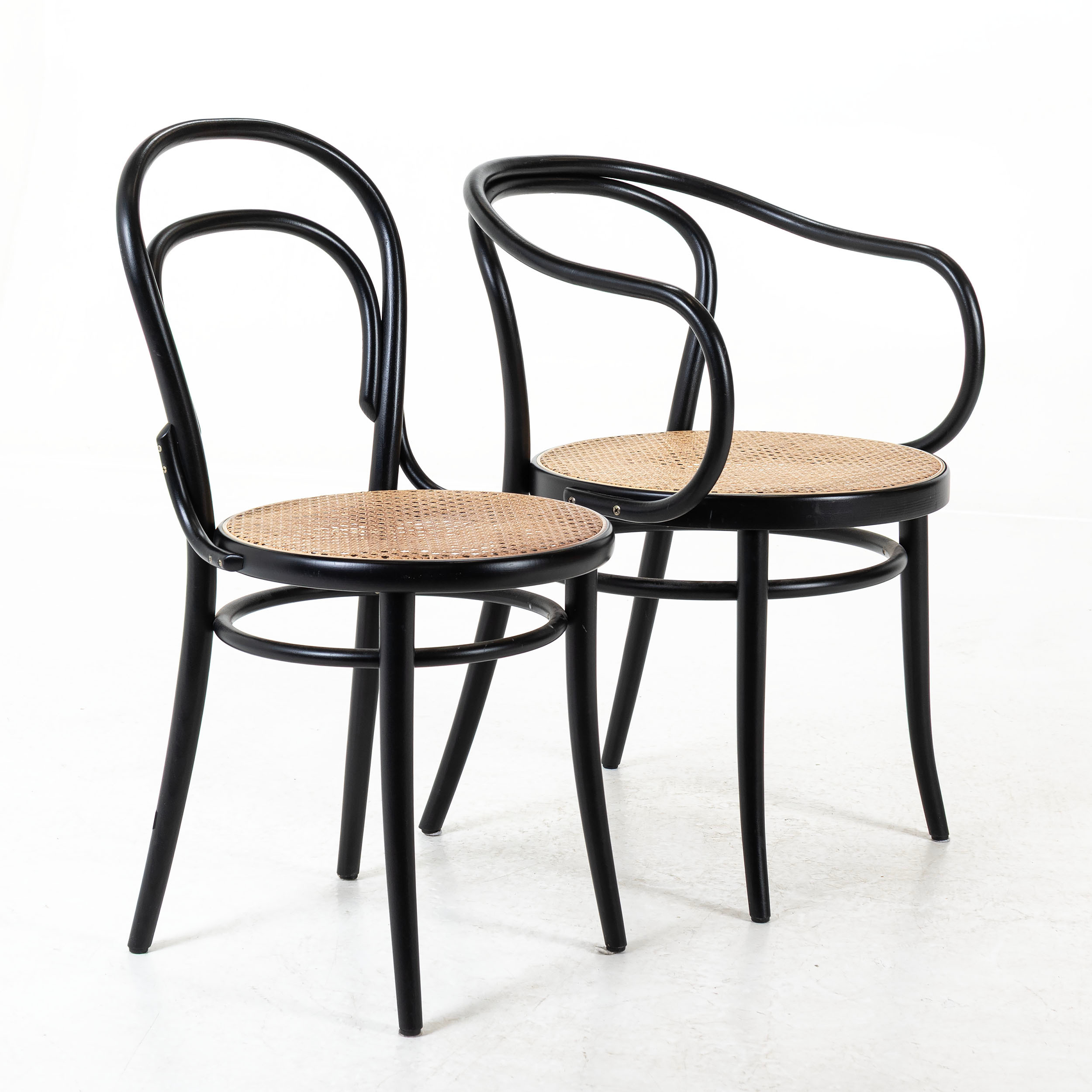 MICHAEL THONET, stolar 2 st b.la B123 stommar i svartbetsad bok sitsar med rotting.