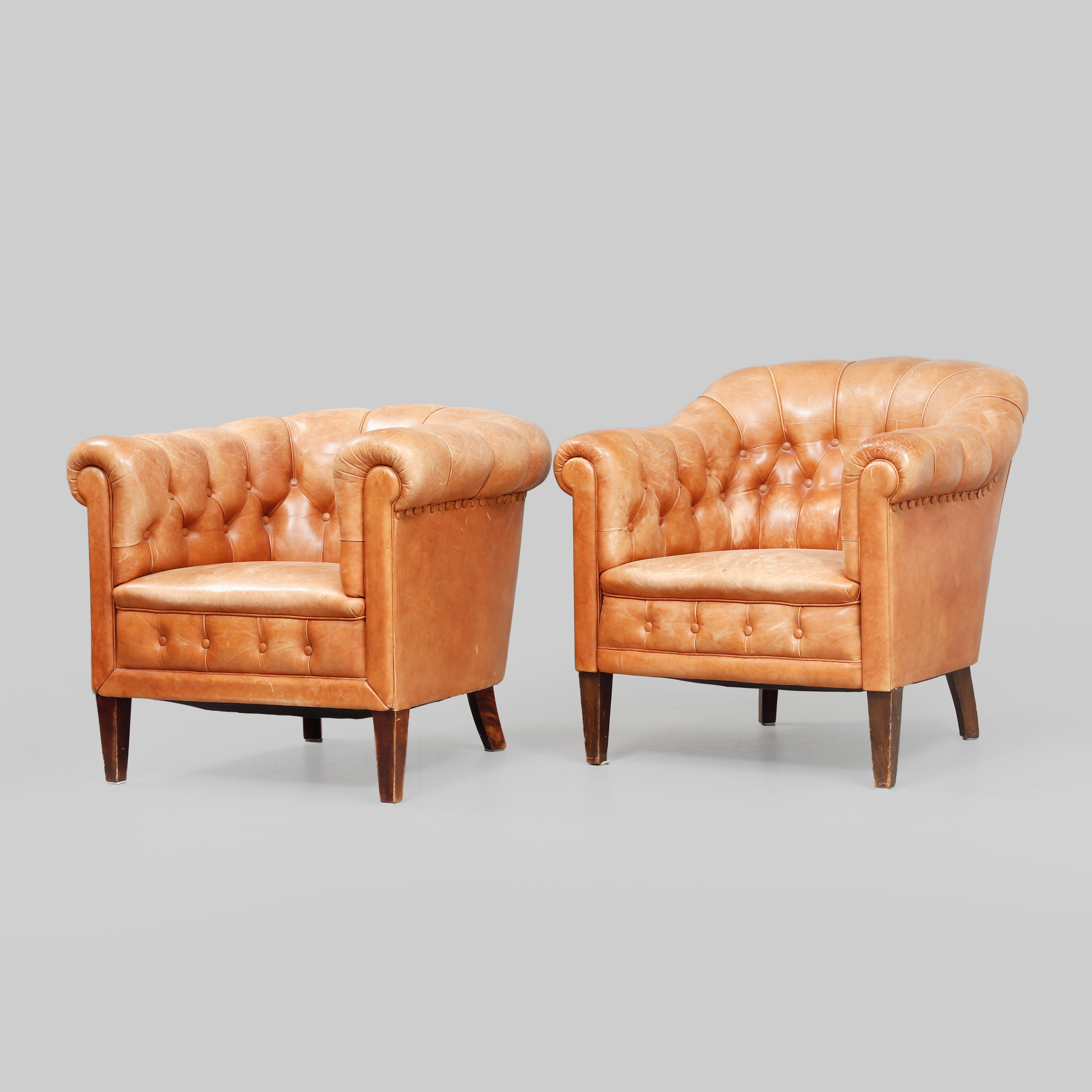 FÅTÖLJER, ett par, Chesterfield-modell, 1900-tal.