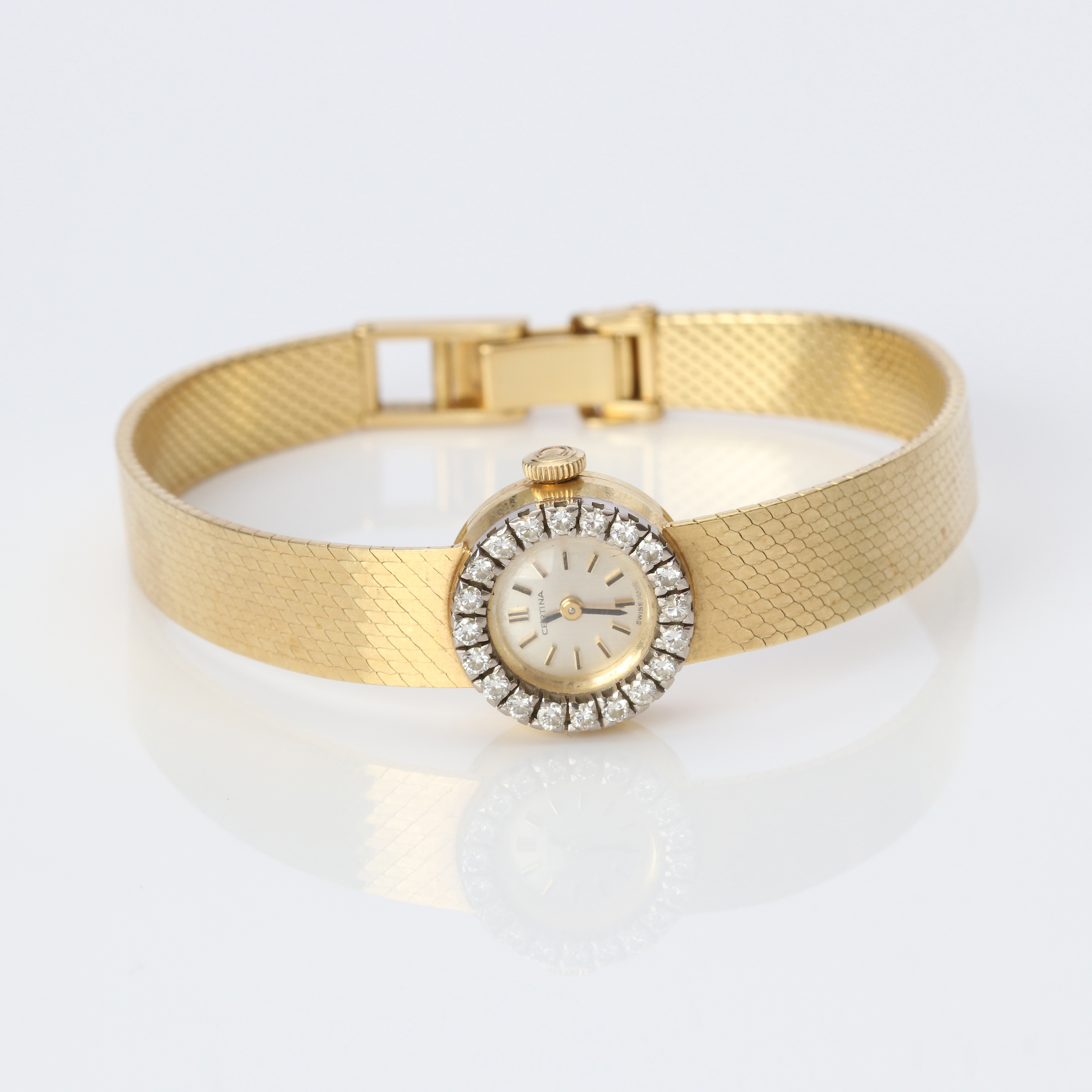 CERTINA, DAMARMBANDSUR. 18k guld i boett och länk, briljantslipade diamanter, totalvikt ca 32,8 gram.