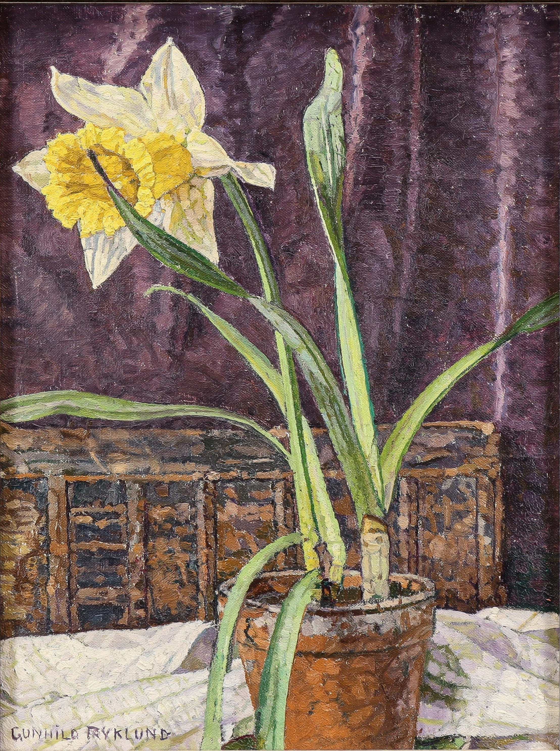 GUNHILD FRYKLUND. Stilleben med påskliljor mot lila fond.