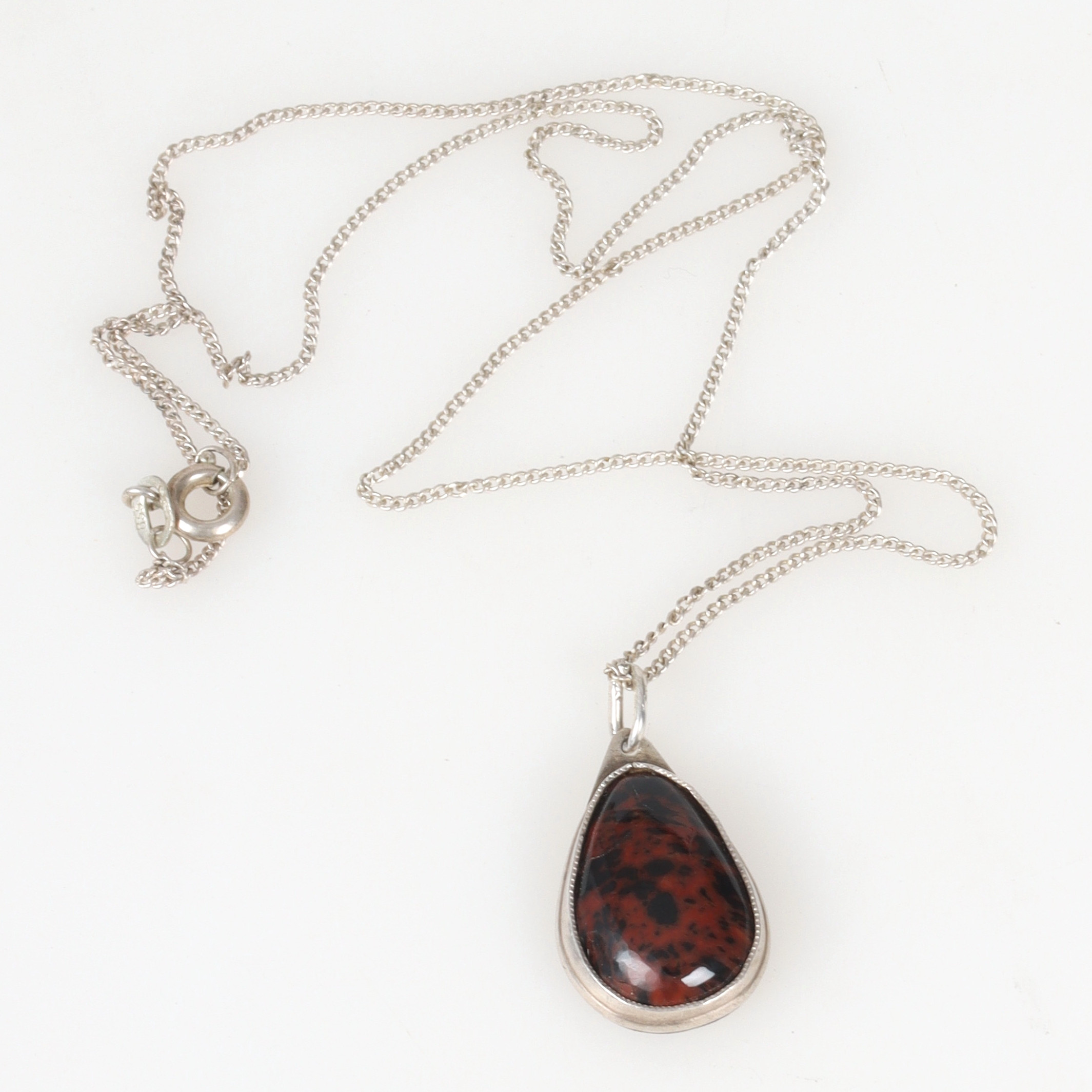 HALSBAND med HÄNGE, Silver, bärnsten, 1900-tal.