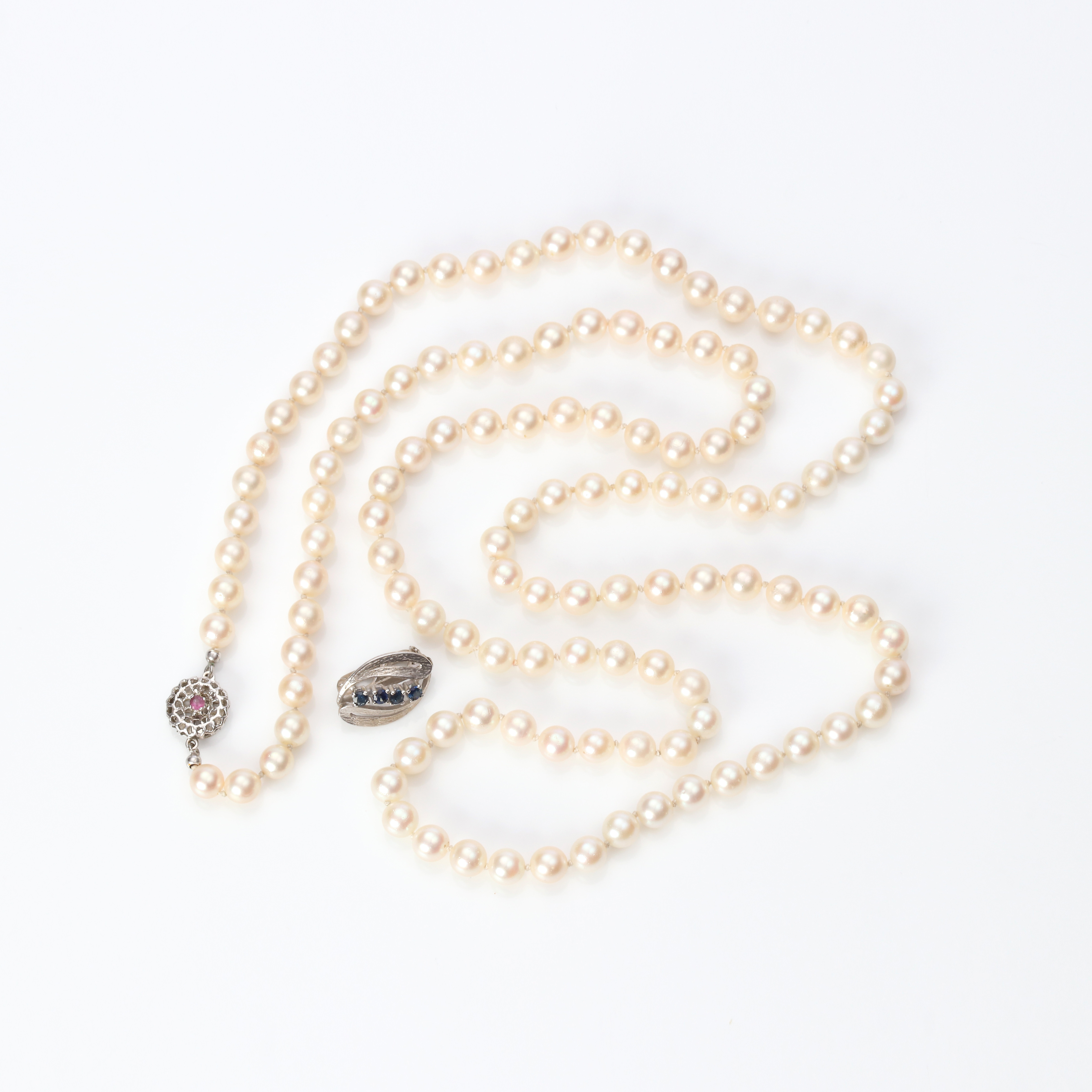 LÅNG PÄRLCOLLIER. Odlade saltvattenpärlor, lås i 18k vitguld.