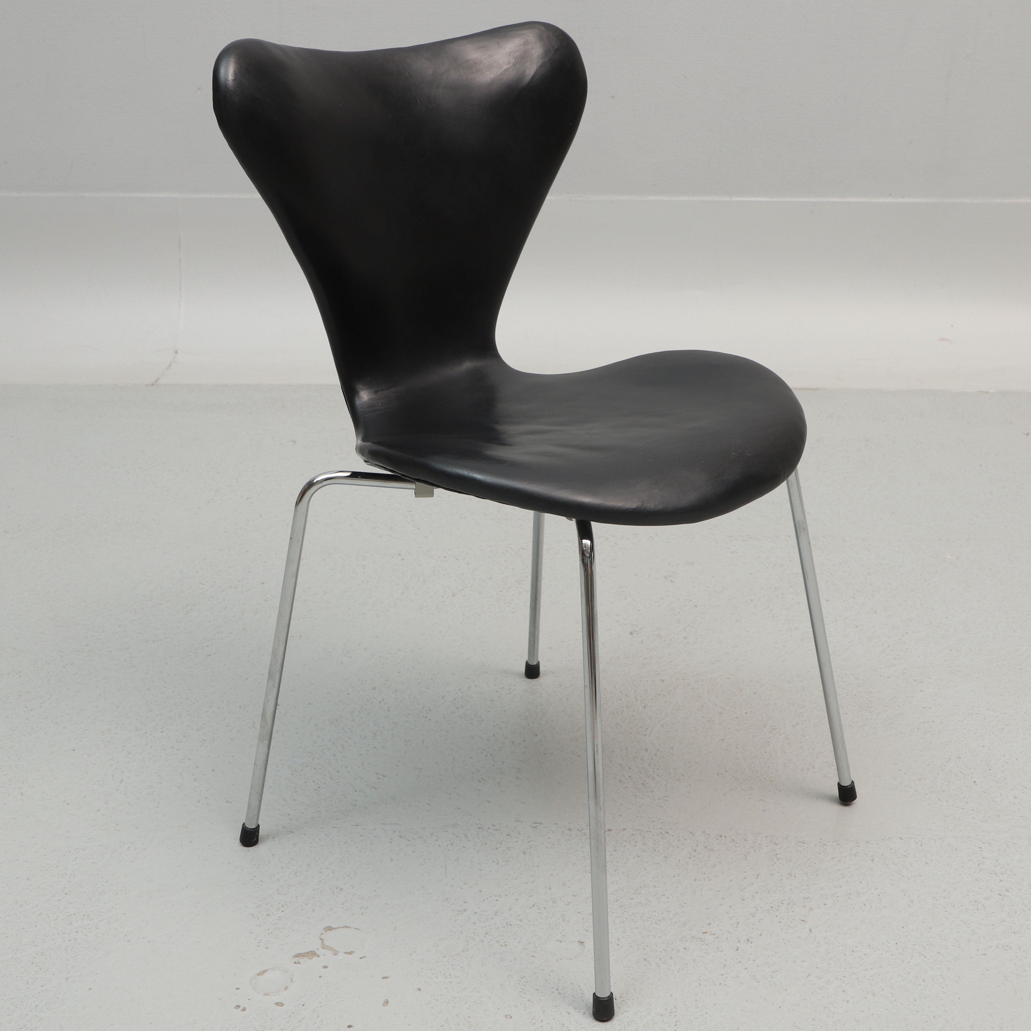 ARNE JACOBSEN. Stol, svart läder, kromade ben, "sjuan".