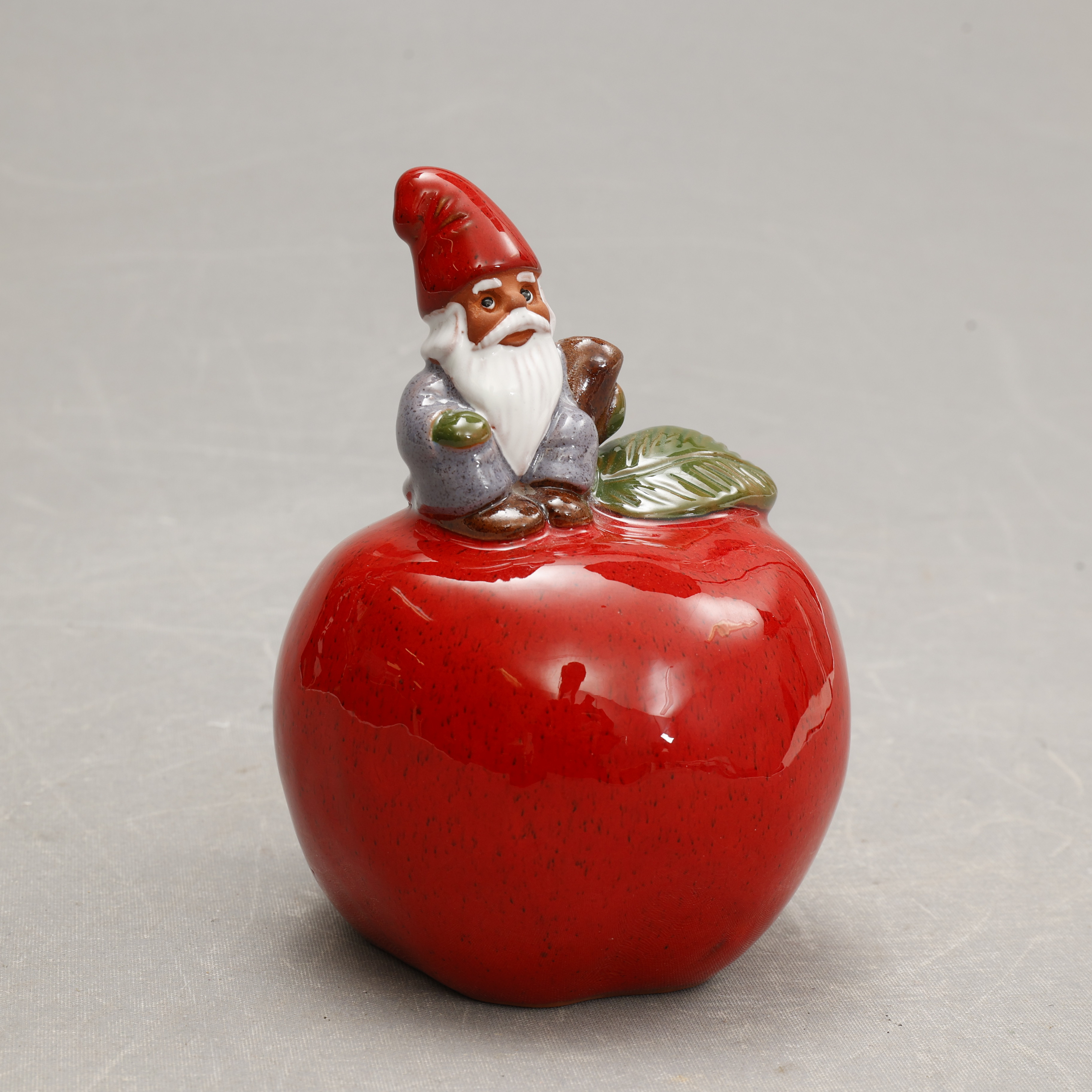 ROLF BERG. TOMTE på äpple, keramik, Torshälla.