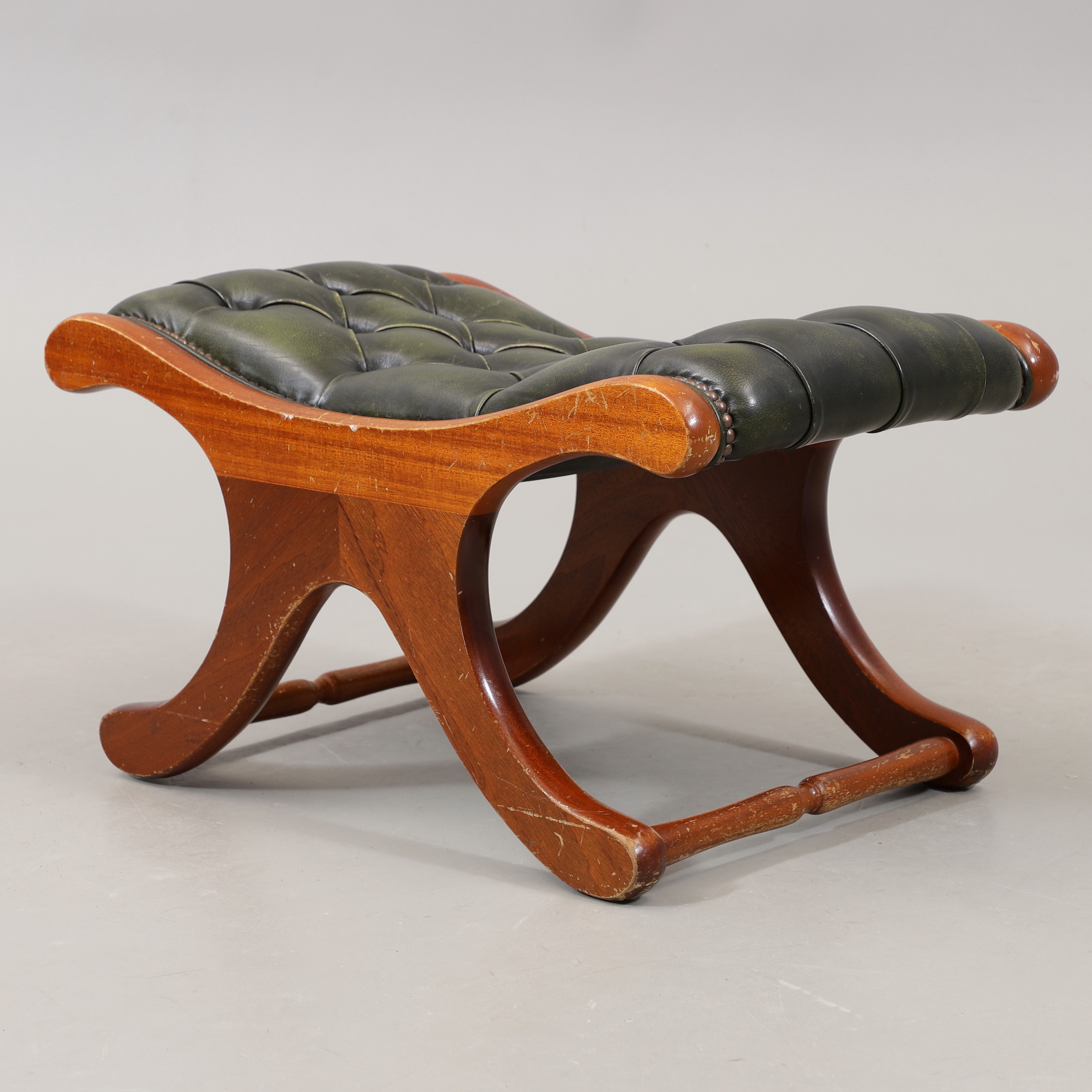 TABURETT, skinn/mahogny, engelsk stil, 1900-talets andra hälft.