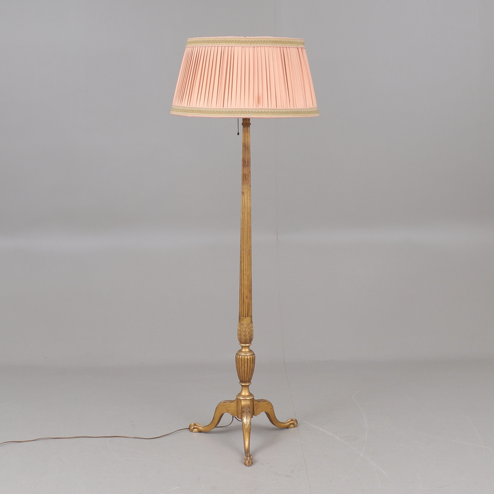 GOLVLAMPA, trä, bronserad, empirestil, 1900-talets första hälft.