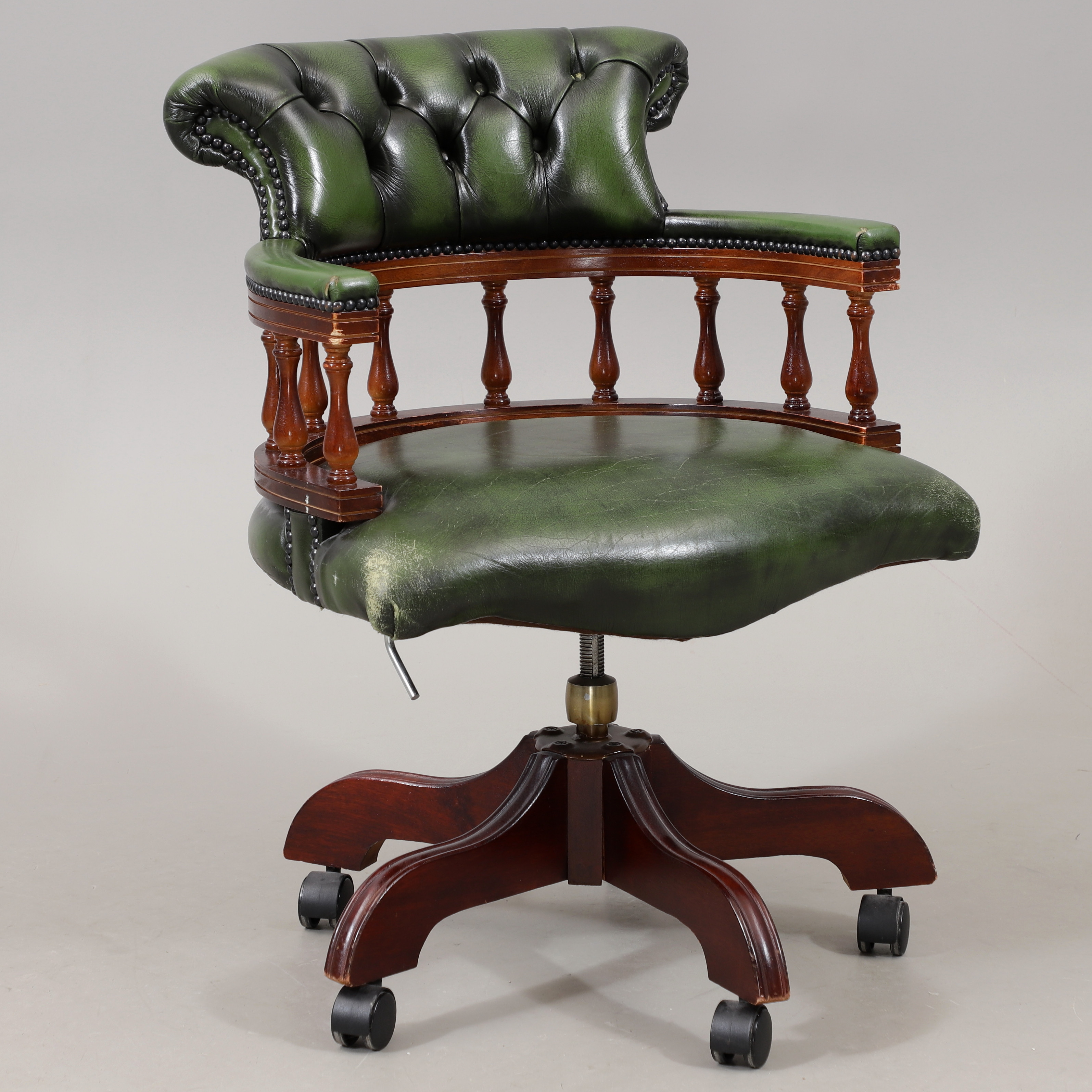 SKRIVBORDSTOL, skinn/mahogny, engelsk stil, 1900-talets andra hälft.