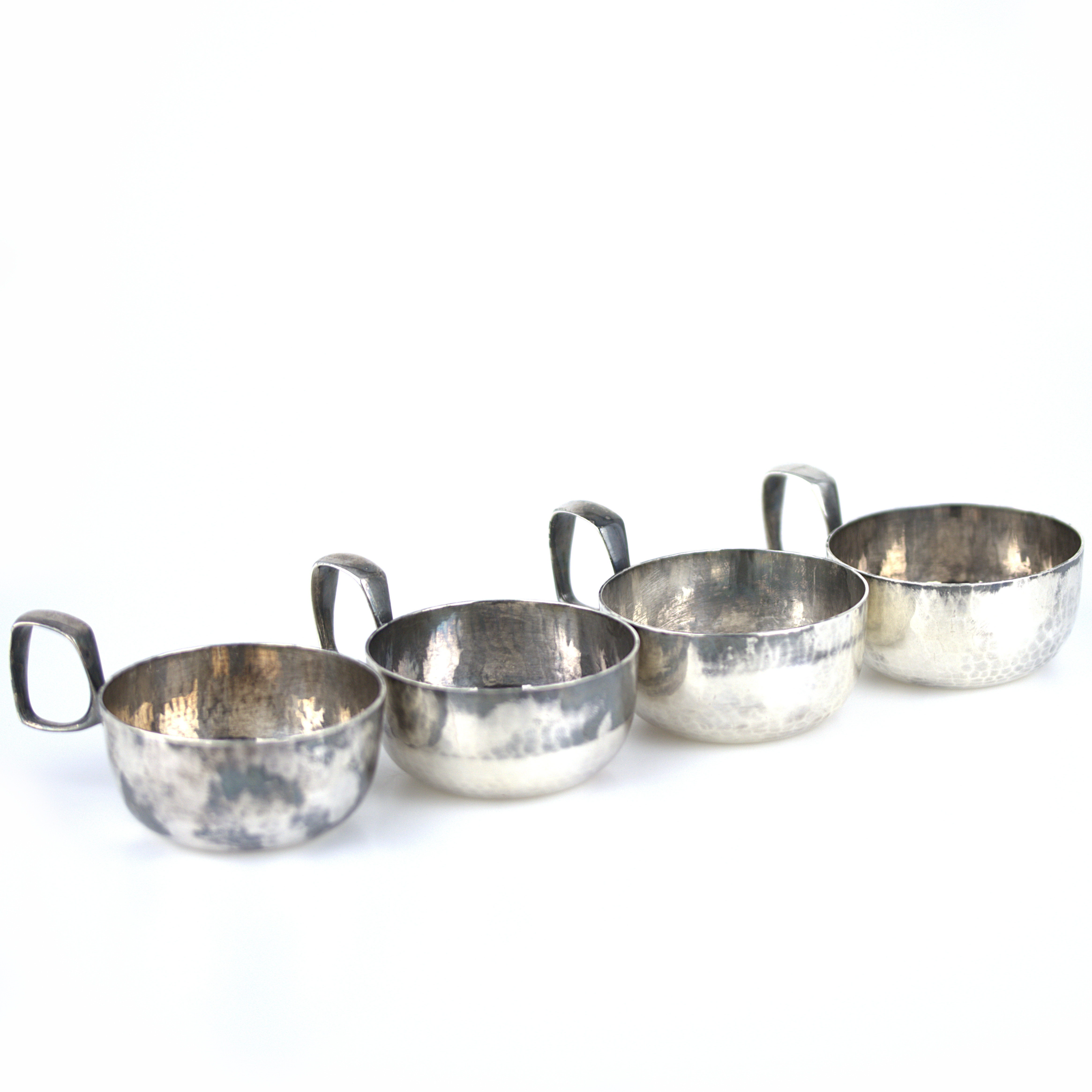 ERIC LÖFMAN. Punschkoppar, 4 st. hamrat silver, K G Markströms Guldsmeds AB, Uppsala 1974-75.