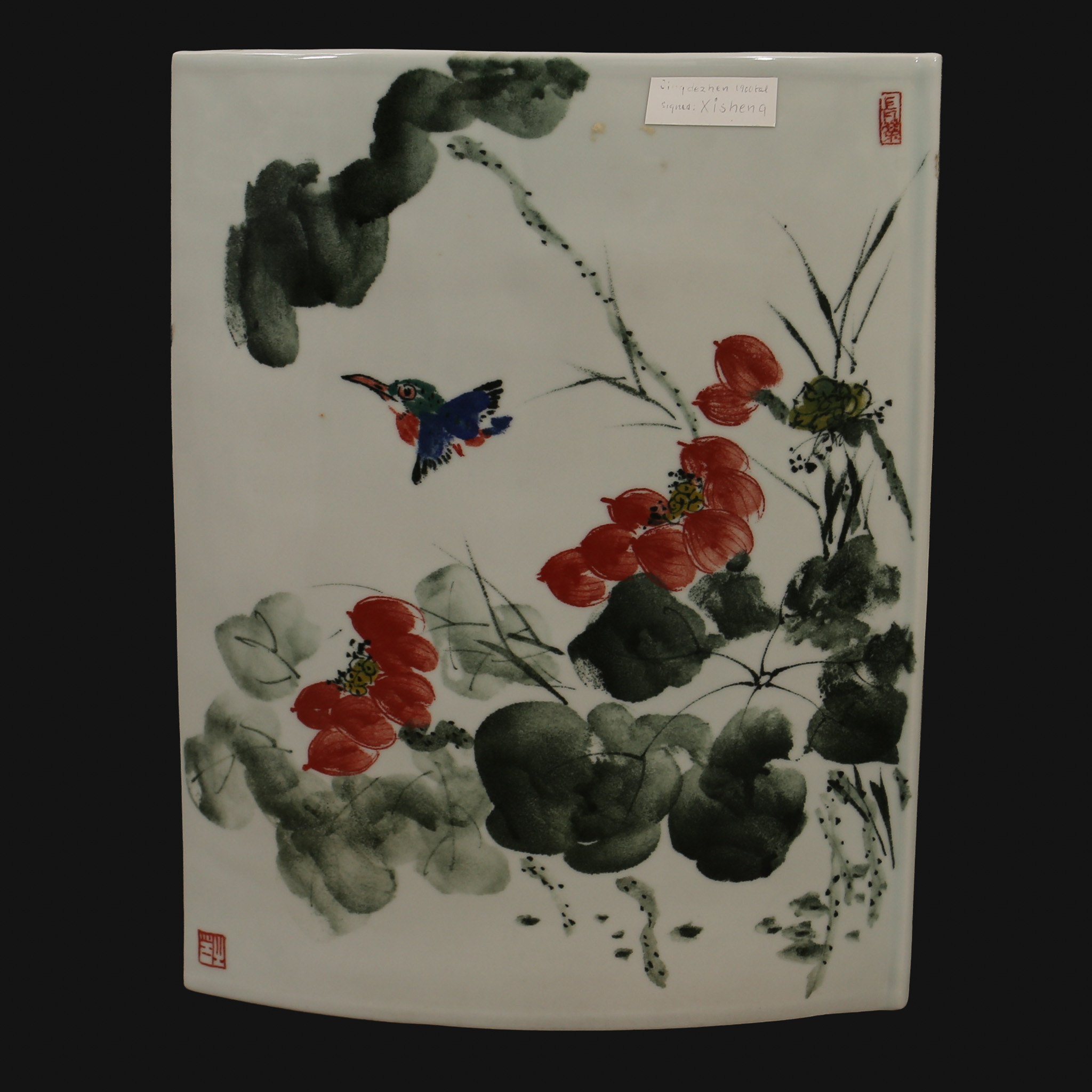 GOLVVAS, porslin, emaljfärgsmåleri, blomster, bär och fåglar. Kina, Folkrepublik (1949-). Omkring år 2000.