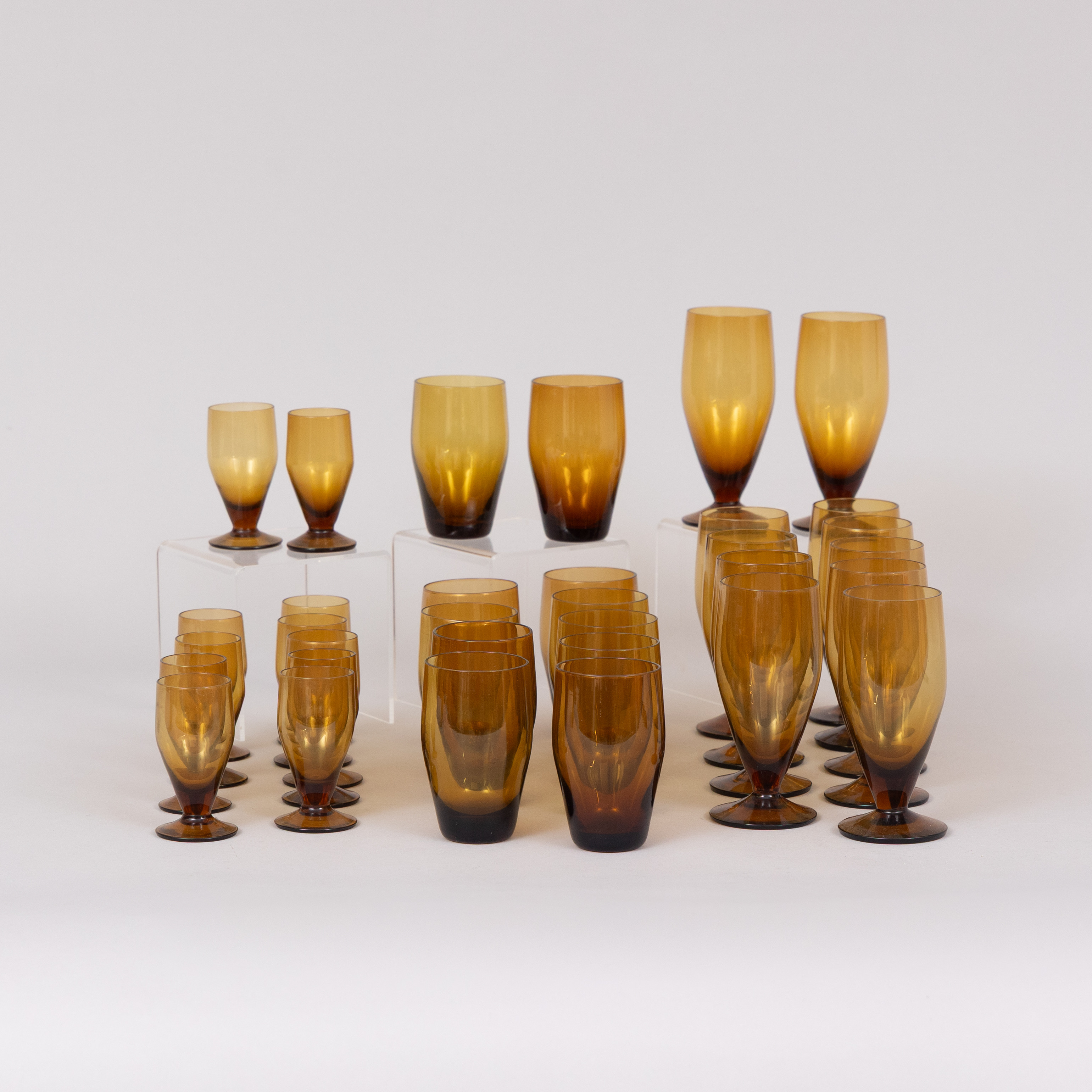 GLASSERVISDELAR, 33 st, bruntonat glas, sannolikt Skruf, 1900-talets andra hälft.