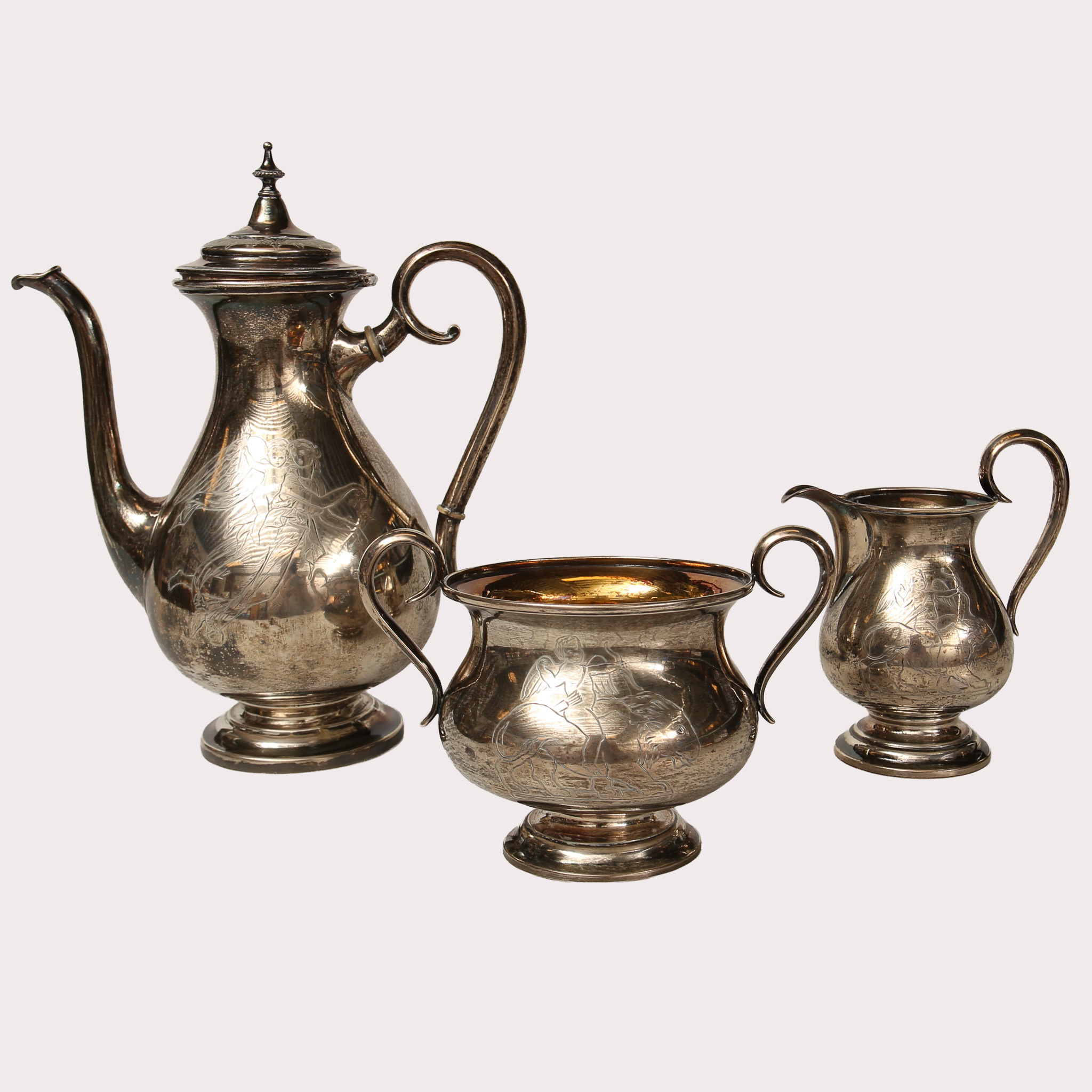 KAFFESERVIS, Silver med graverad dekor av djur och människor, tre delar, ca år 1880.