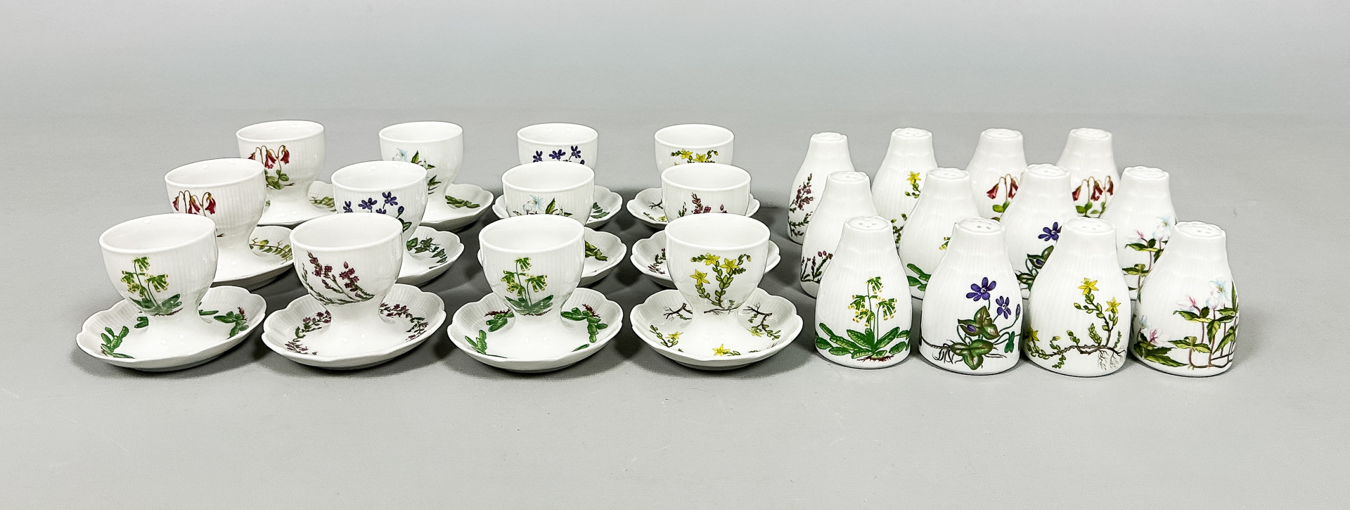 ÄGGKOPPAR & SALTSTRÖARE, 24 delar, porslin, Fyrklövern, Kaiser, Tyskland, 1900-tal.