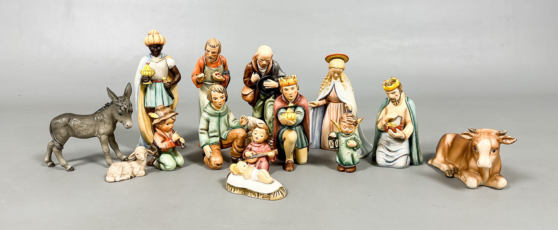 JULKRUBBA, 14 figuriner, porslin, numrerade M. J. Hummel, Goebel, Tyskland, 1900-tal.