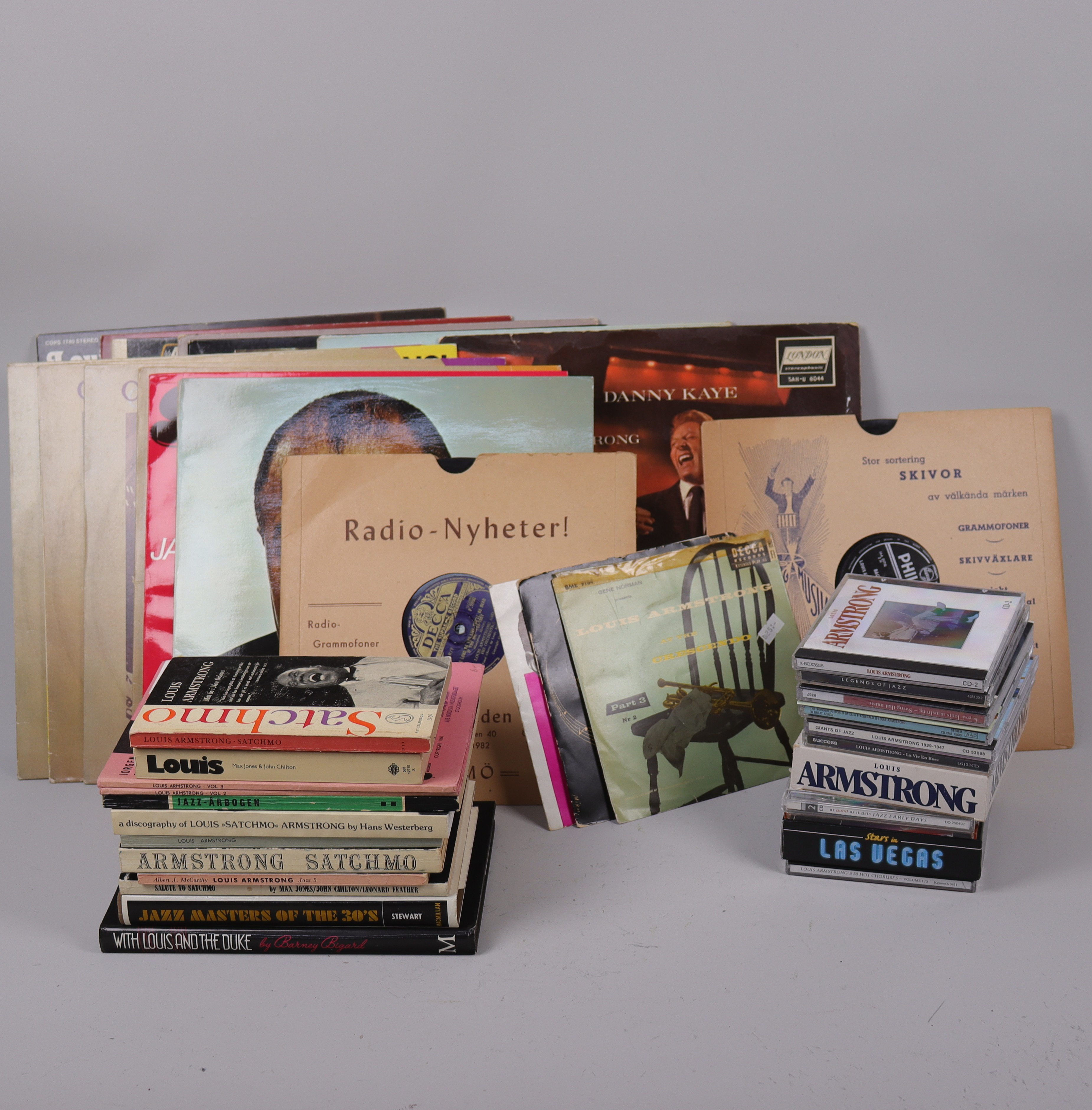 MUSIKMEMORABILIA, Louis "Satchmo" Armstrong, diverse vinyl, CD och böcker.