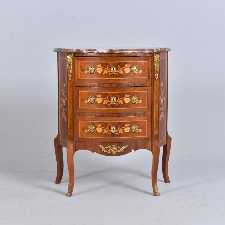 BYRÅ MED MARMORSKIVA, 3-lådig, Rokokostil, 1900-tal.