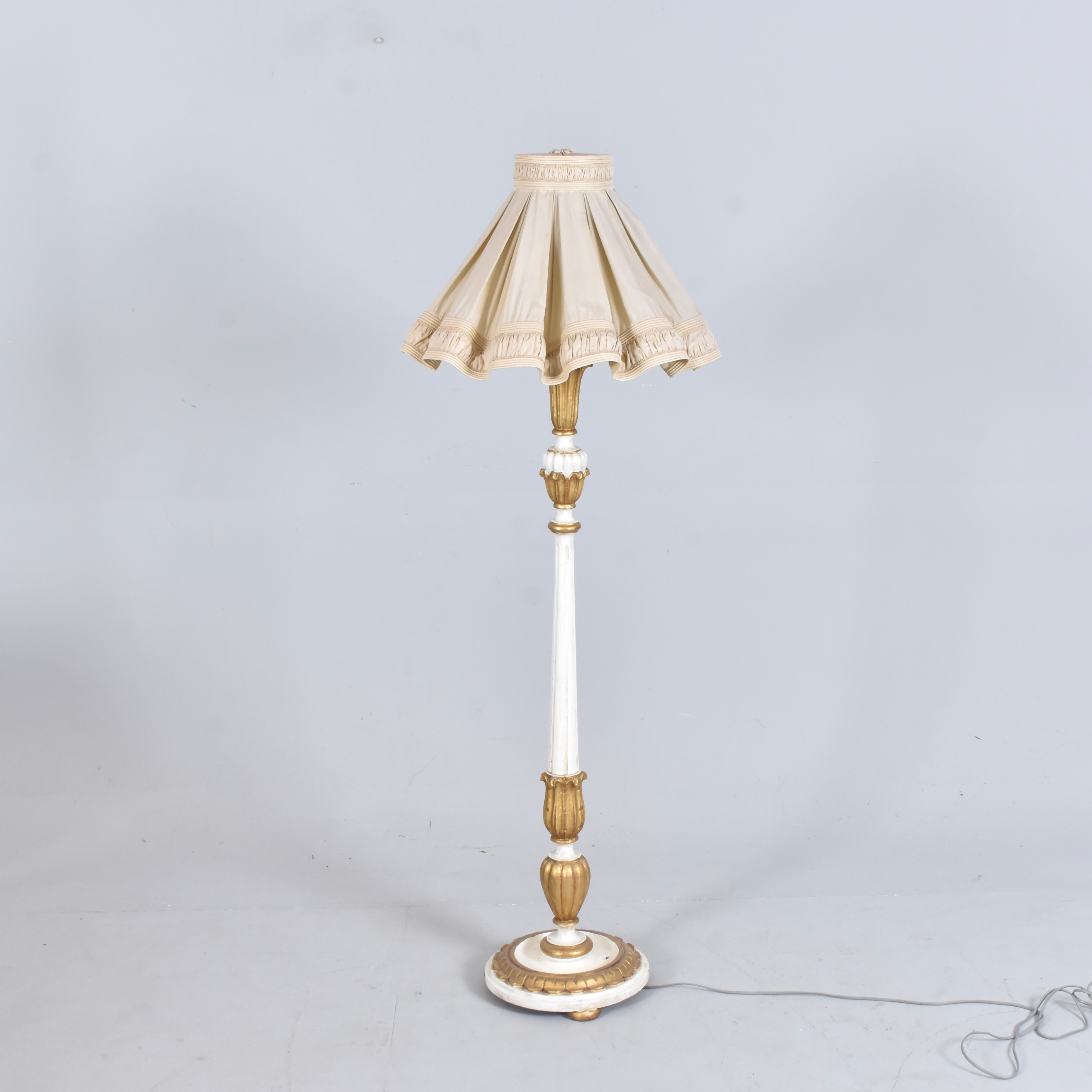GOLVLAMPA, bemålat trä, Empirestil, 1900-tal.