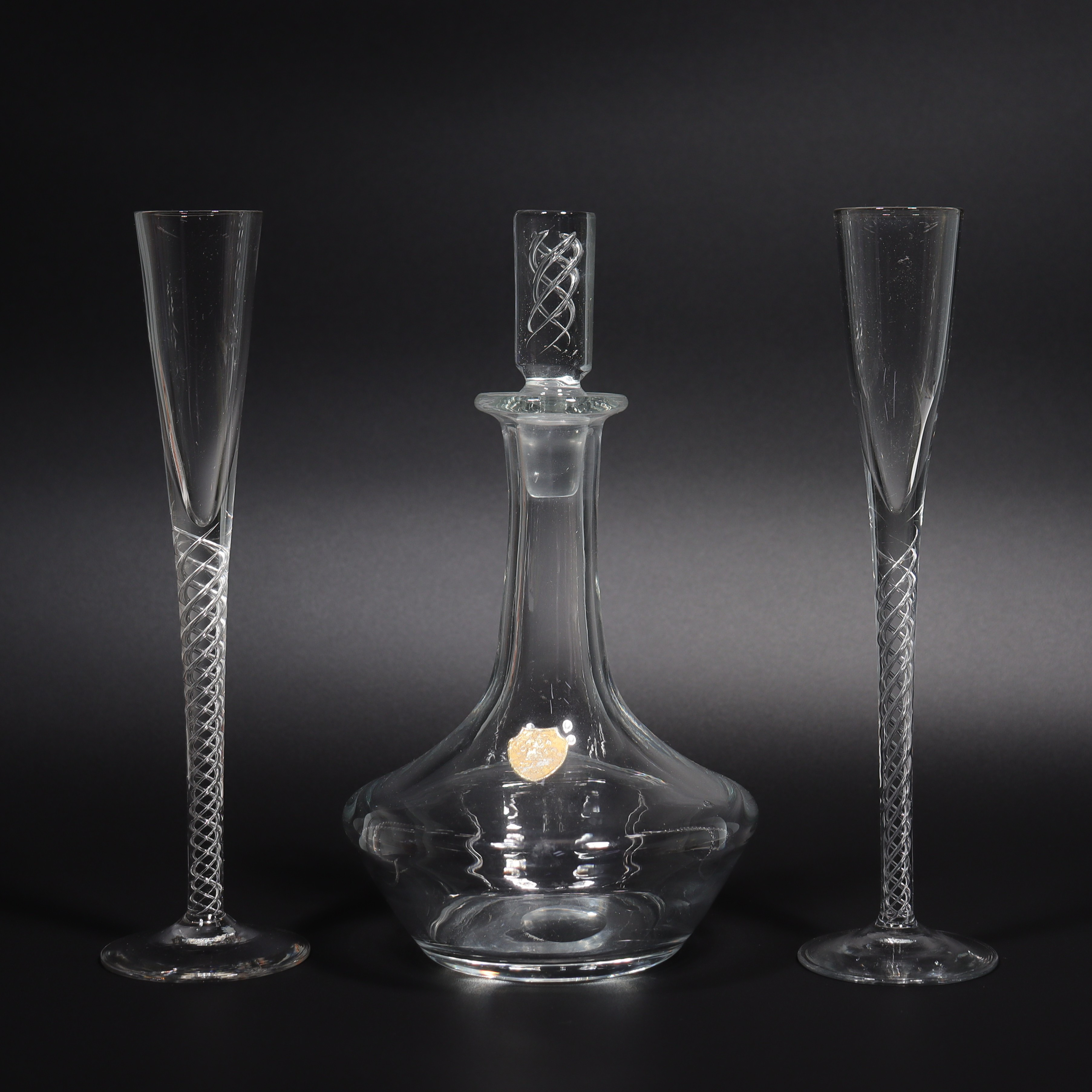 TRELLEBORGS GLASBRUK, karaff med höga snapsglas, 1900-talets första hälft, 3 delar.