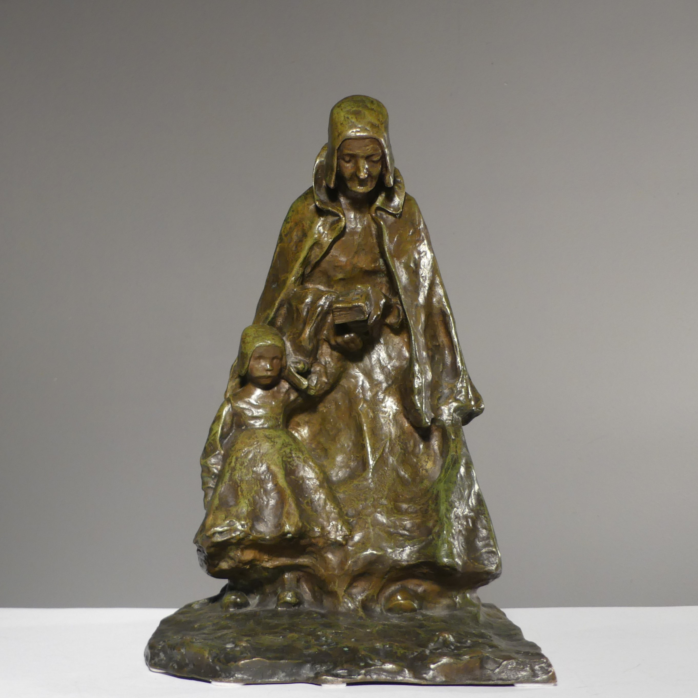 RUTH MILLES. bronsskulptur, "Grand-mére et sa petite fille -mormor och hennes lilla flicka", signerad Ruth Milles.