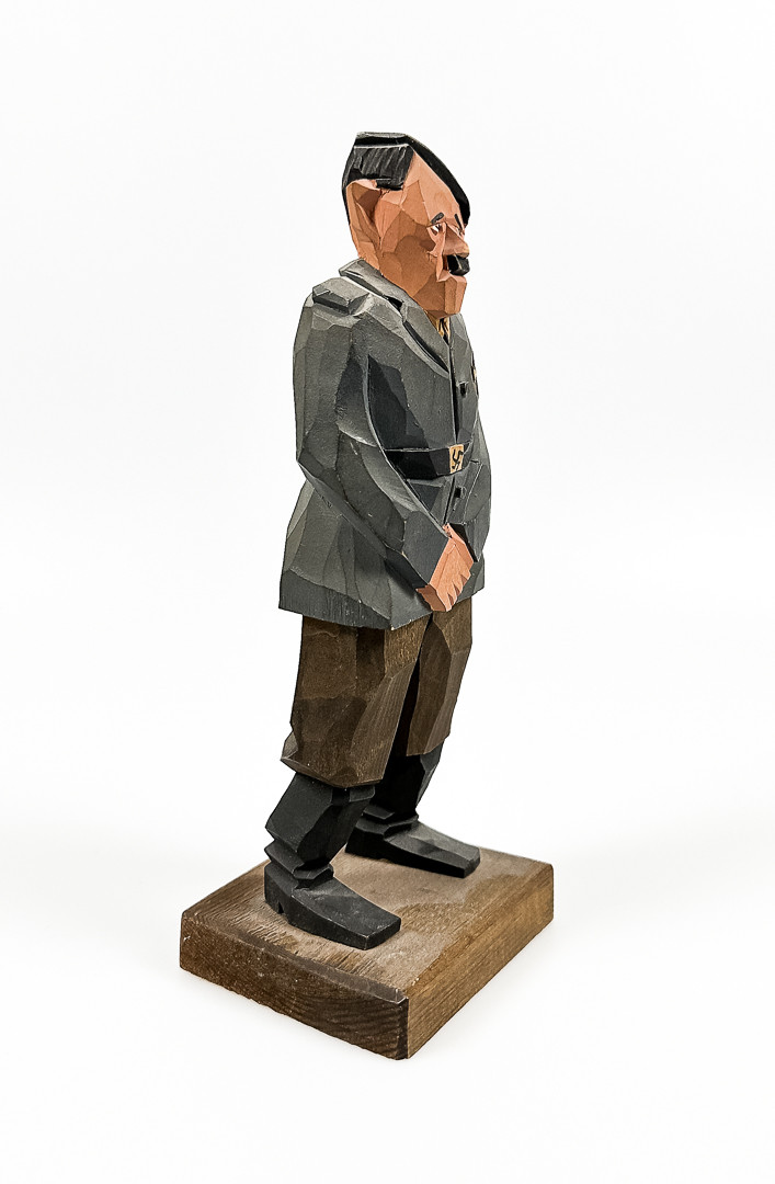 SVEN GUNNARSSON. TRÄFIGUR, Adolf Hitler, signerad, daterad-1945.