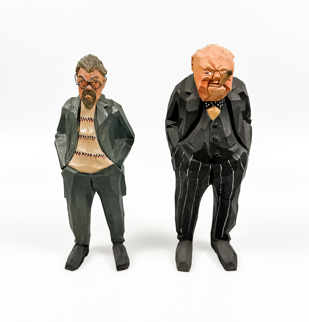 SVEN GUNNARSSON. TRÄFIGURER, 2 st, bl.a Winston Churchill, delvis signerade, 1900-tal.