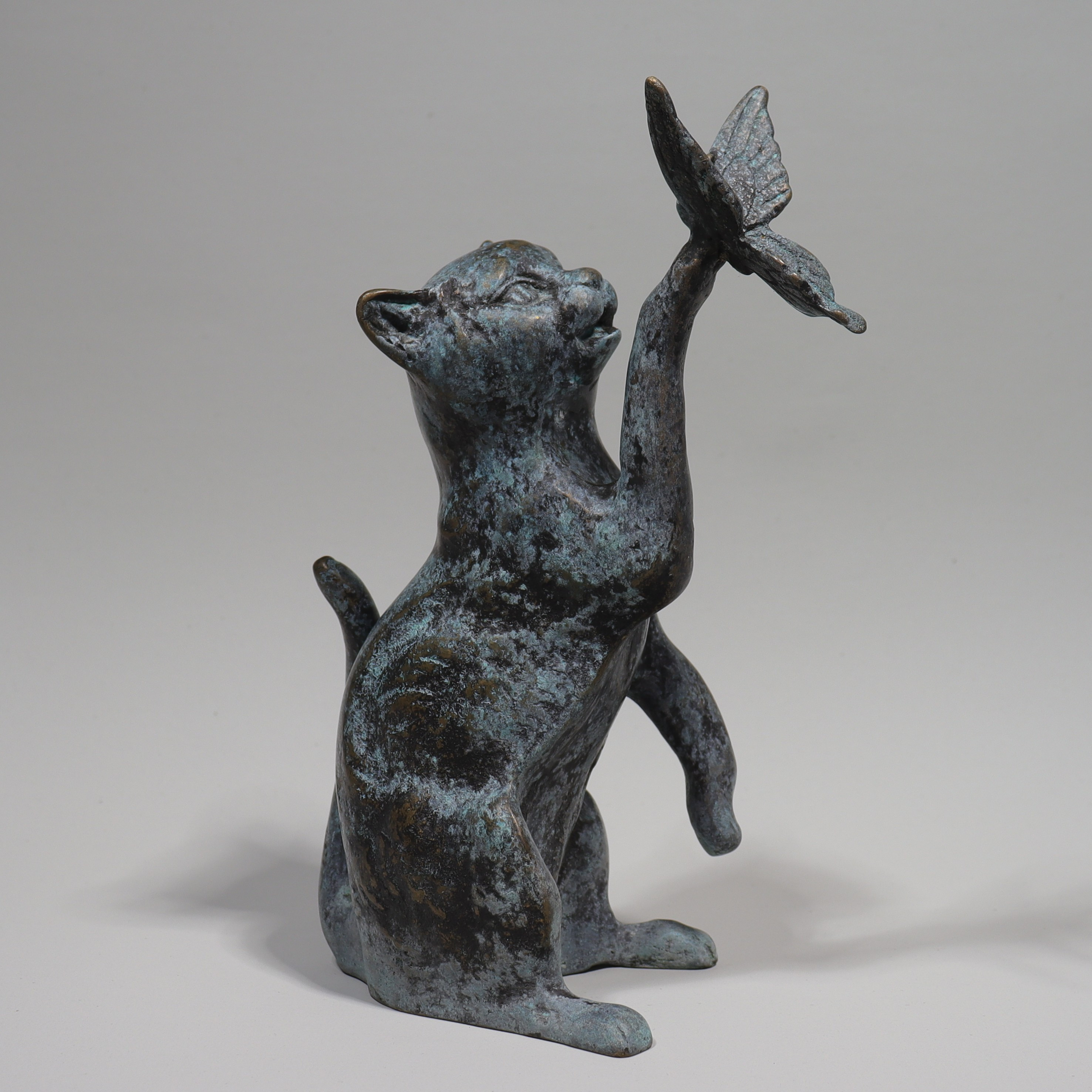SKULPTUR, Fyrklövern, patinerad brons, katt med fjäril.