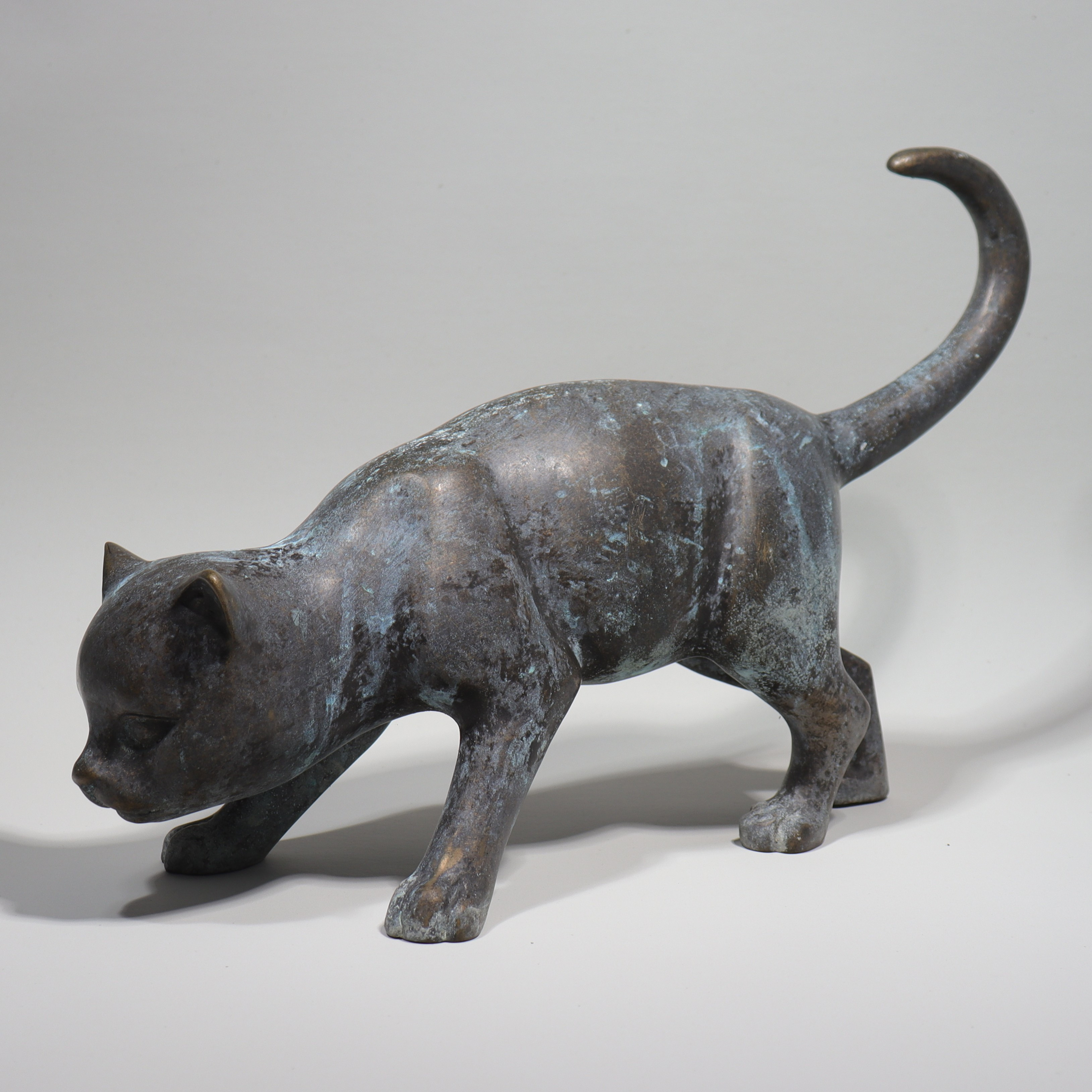 SKULPTUR, Fyrklövern, patinerad brons, smygande katt.