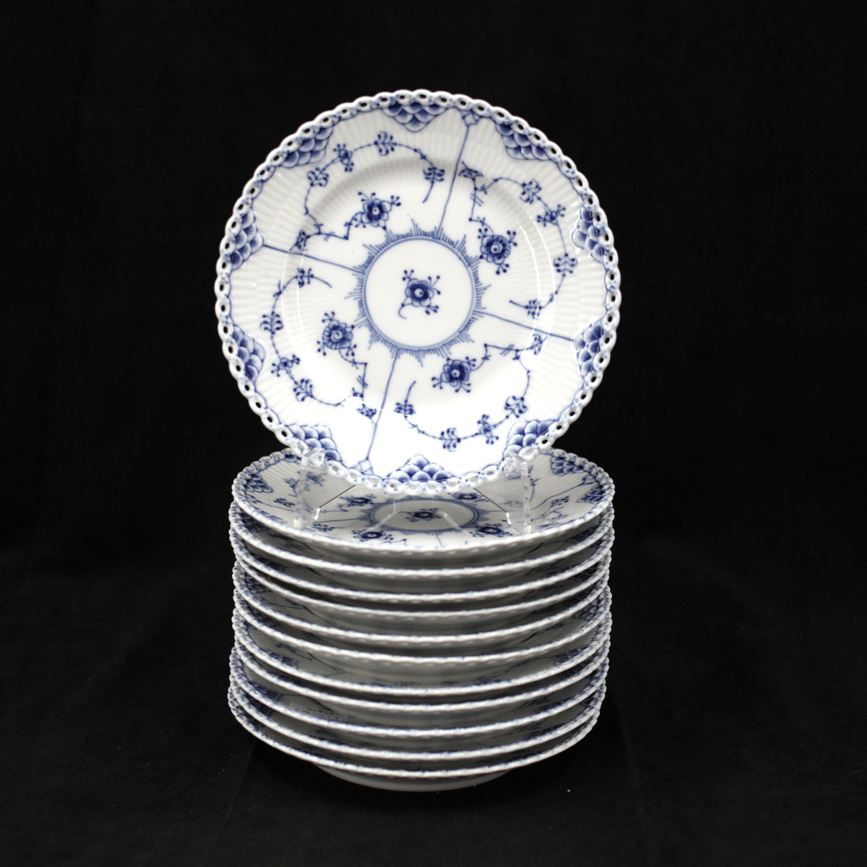 ASSIETTER 12 st. "Musselmalet helblond", nr 1087, porslin, Royal Copenhagen, Danmark.