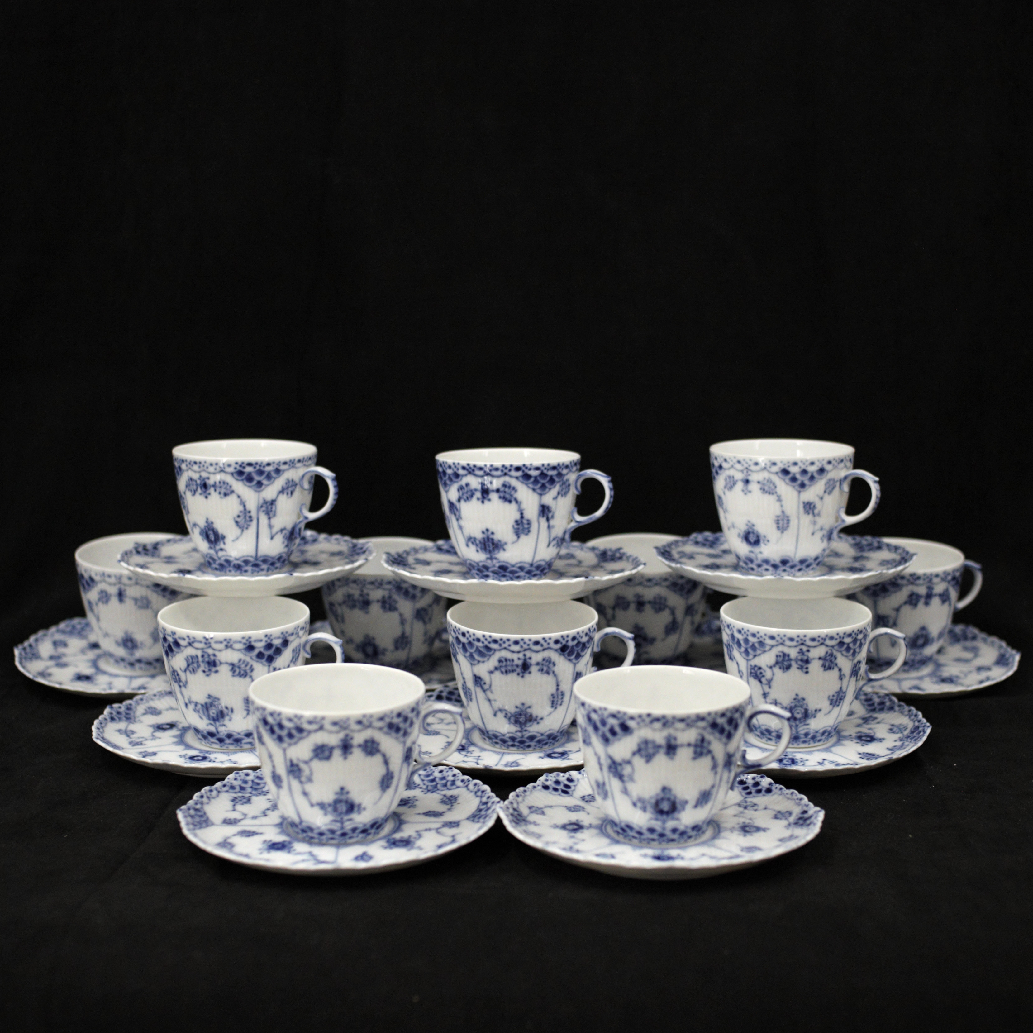 KAFFEKOPPAR med FAT, 24 delar, "Musselmalet, blond", nr 1035, porslin, Royal Copenhagen, Danmark.