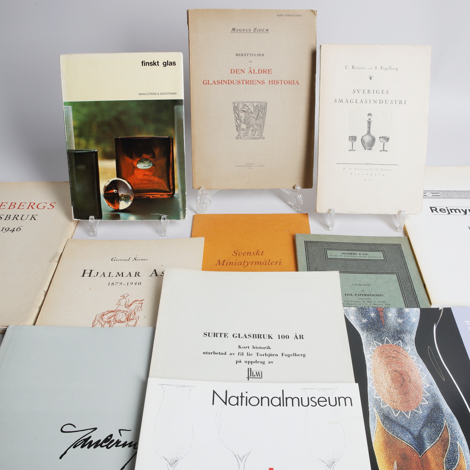 BÖCKER & häften, 12 st, referenslitteratur, bl.a. Pukebergs Glasbruk 1871 - 1946 - Minnesskrift.