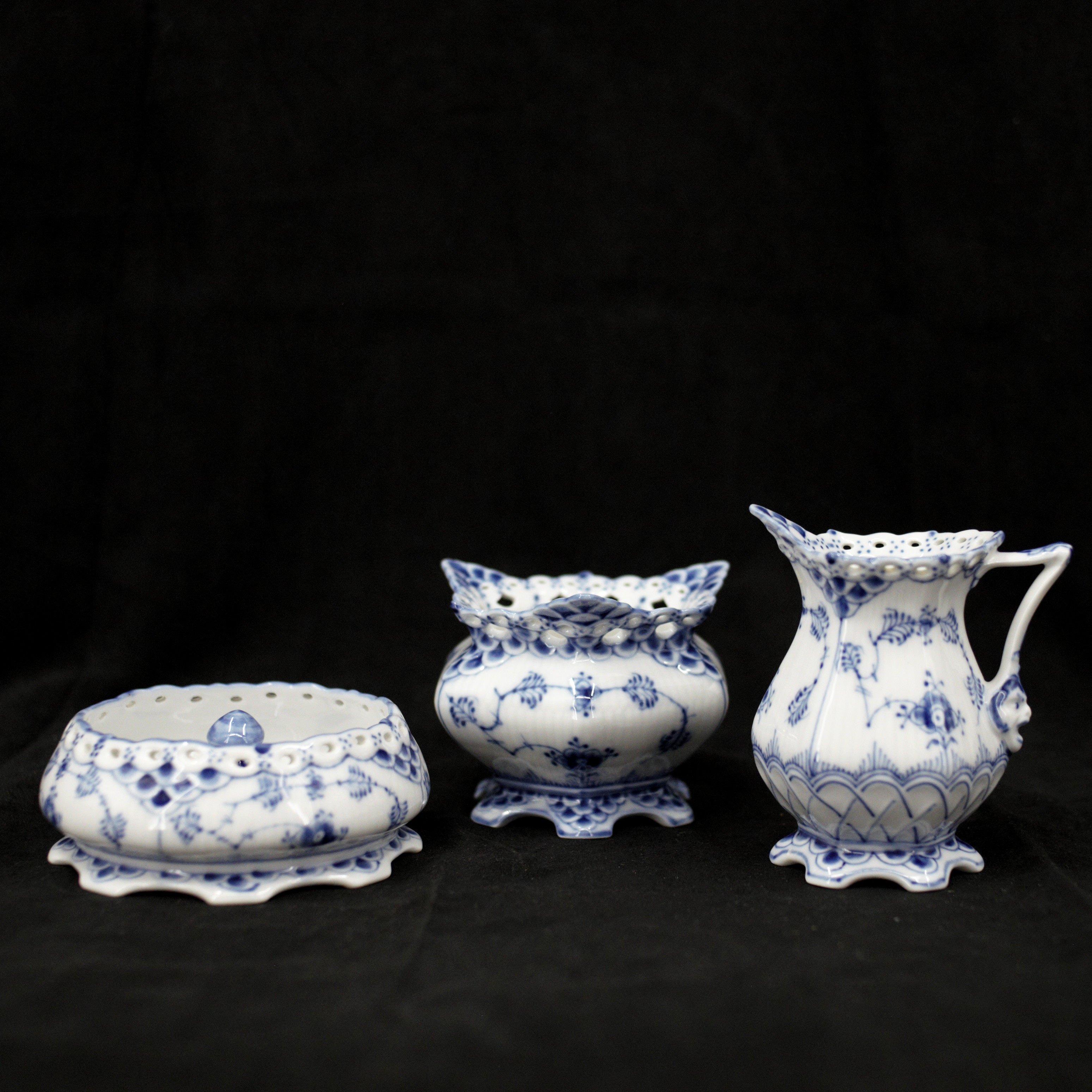 GRÄDDKANNA, SOCKERSKÅL och ASKFAT, 3 st, "Musselmalet helblond", nr 1112, 1032 och 1001, porslin, Royal Copenhagen, Danmark.