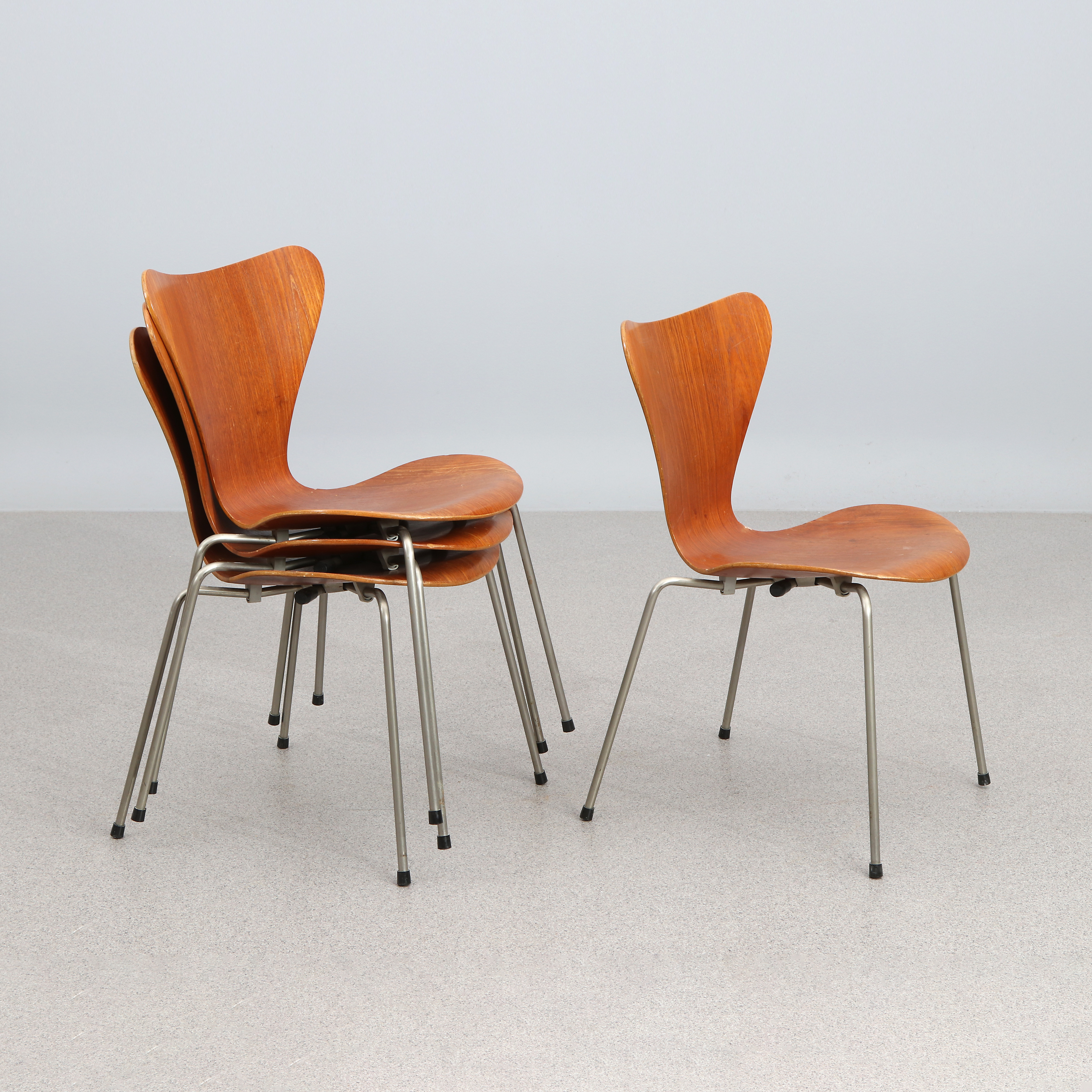 ARNE JACOBSEN. STOLAR, FYRA ST. Teak, ben i förkromad metall. Fritz Hansen, märkt FH Danmark undertill.