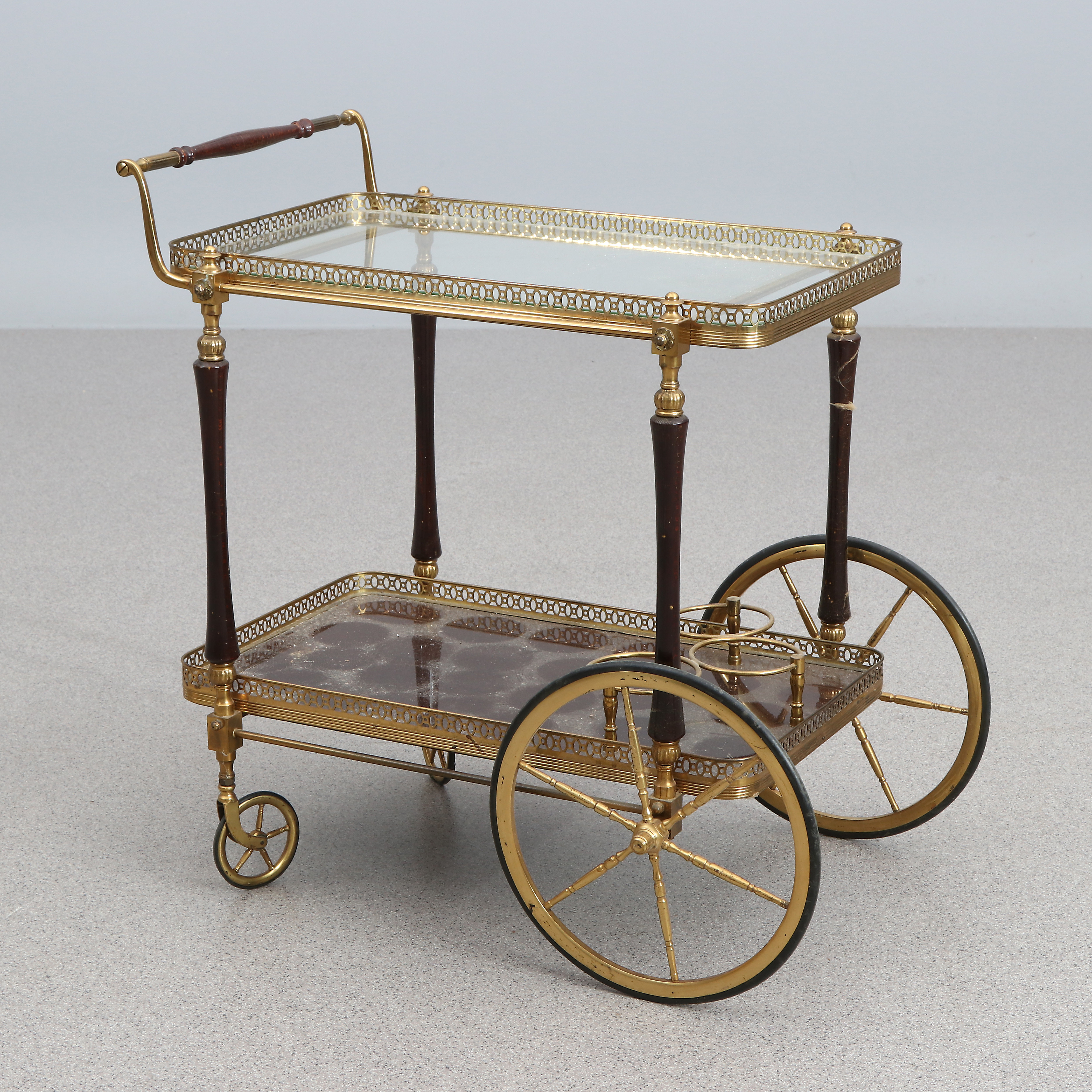 SERVERINGSVAGN. Mässing, glas och laminat. 1900-talets nadra hälft.
