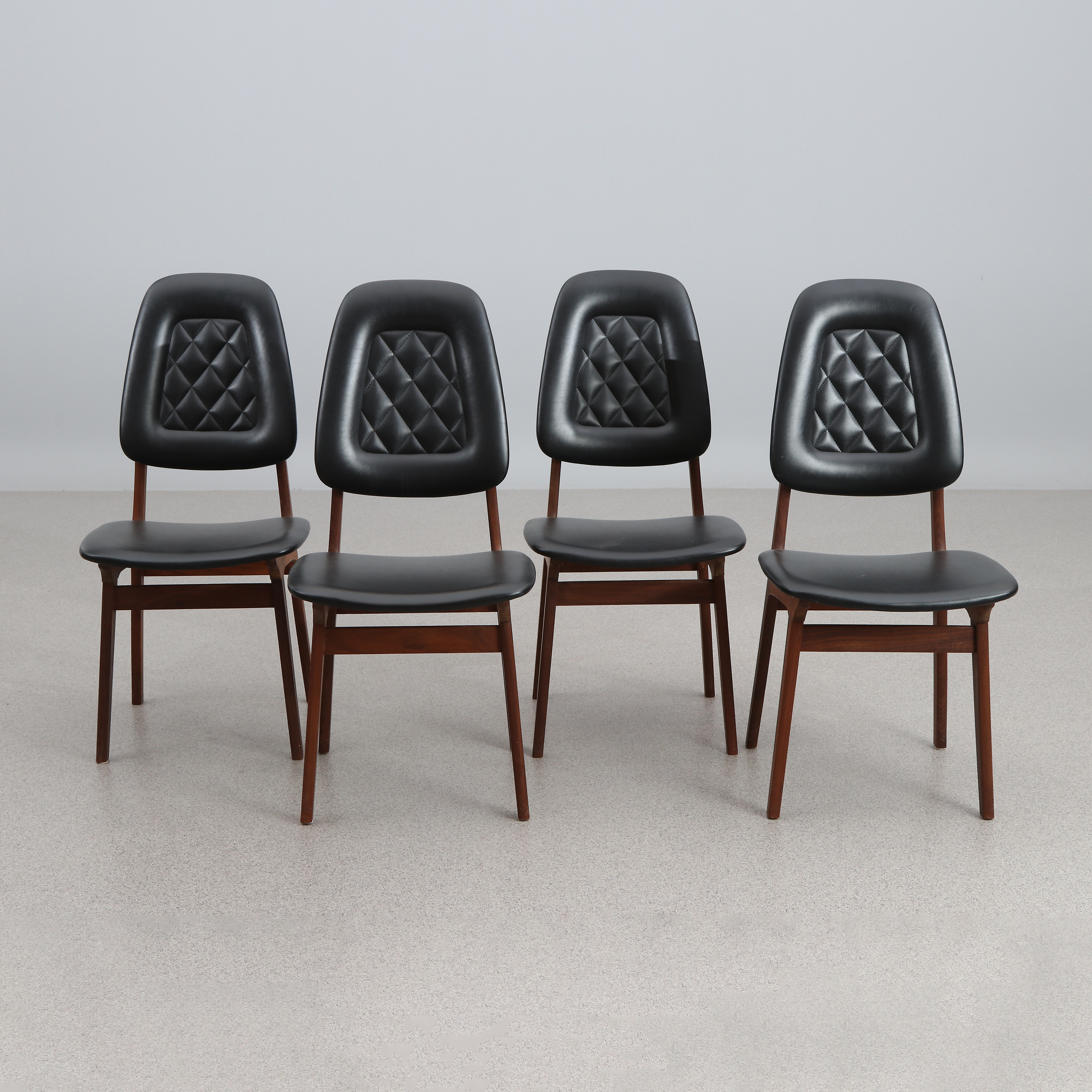 STOLAR, FYRA ST. Teak med galonklädsel. Sörheim, Norge, 1950/60-tal. Omärkta.