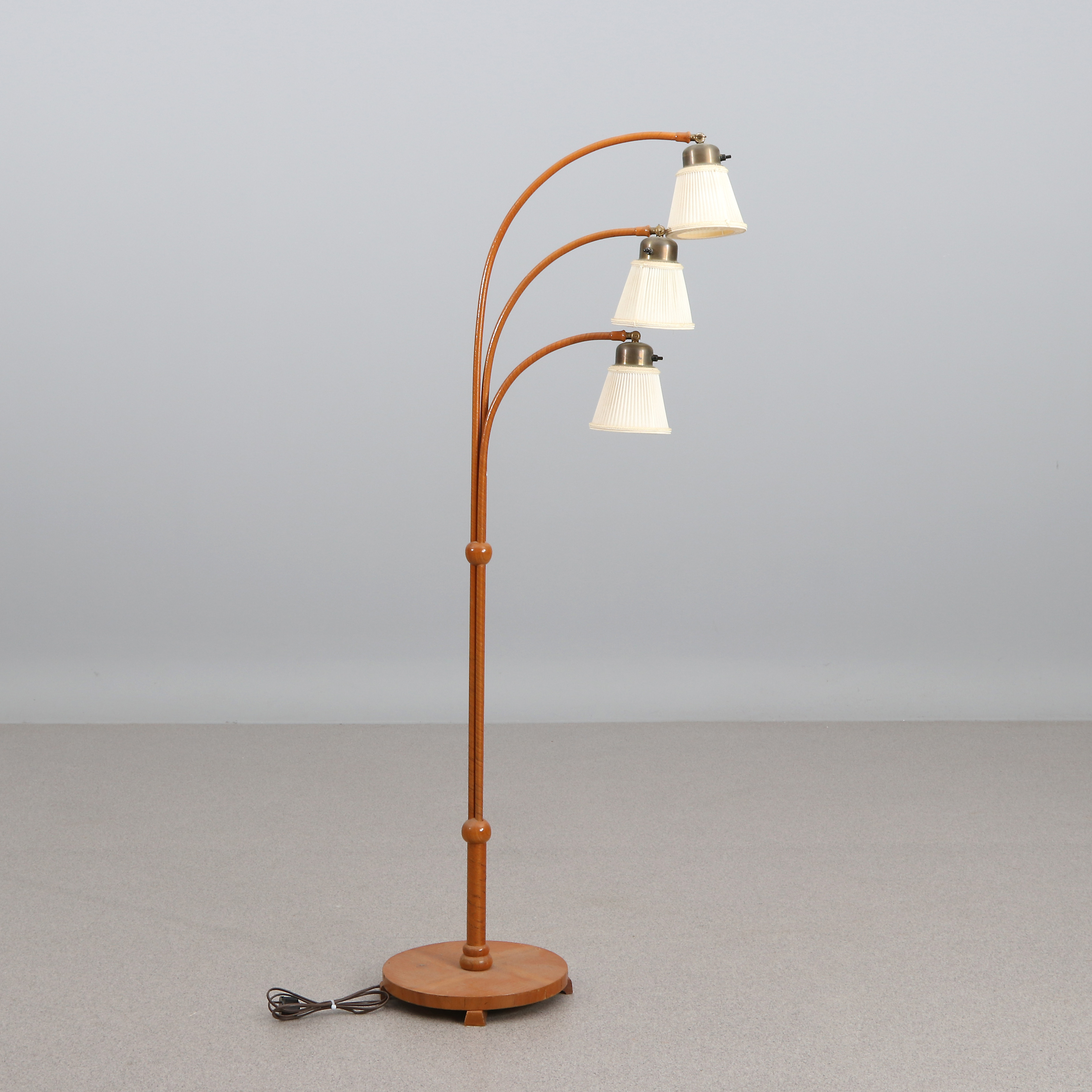 GOLVLAMPA. Alm. Trearmad. 1940-tal.