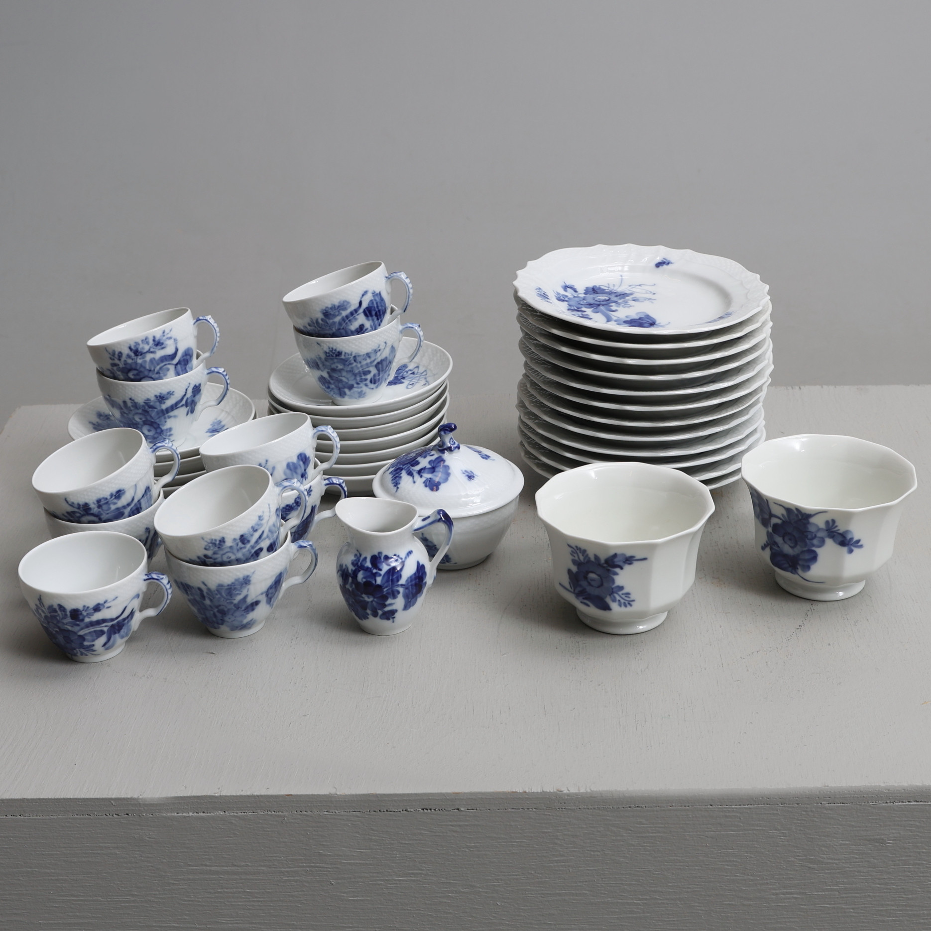 BLÅ BLOMST, KAFFESERVIS, 41 DELAR. Porslin. Royal Copenhagen.