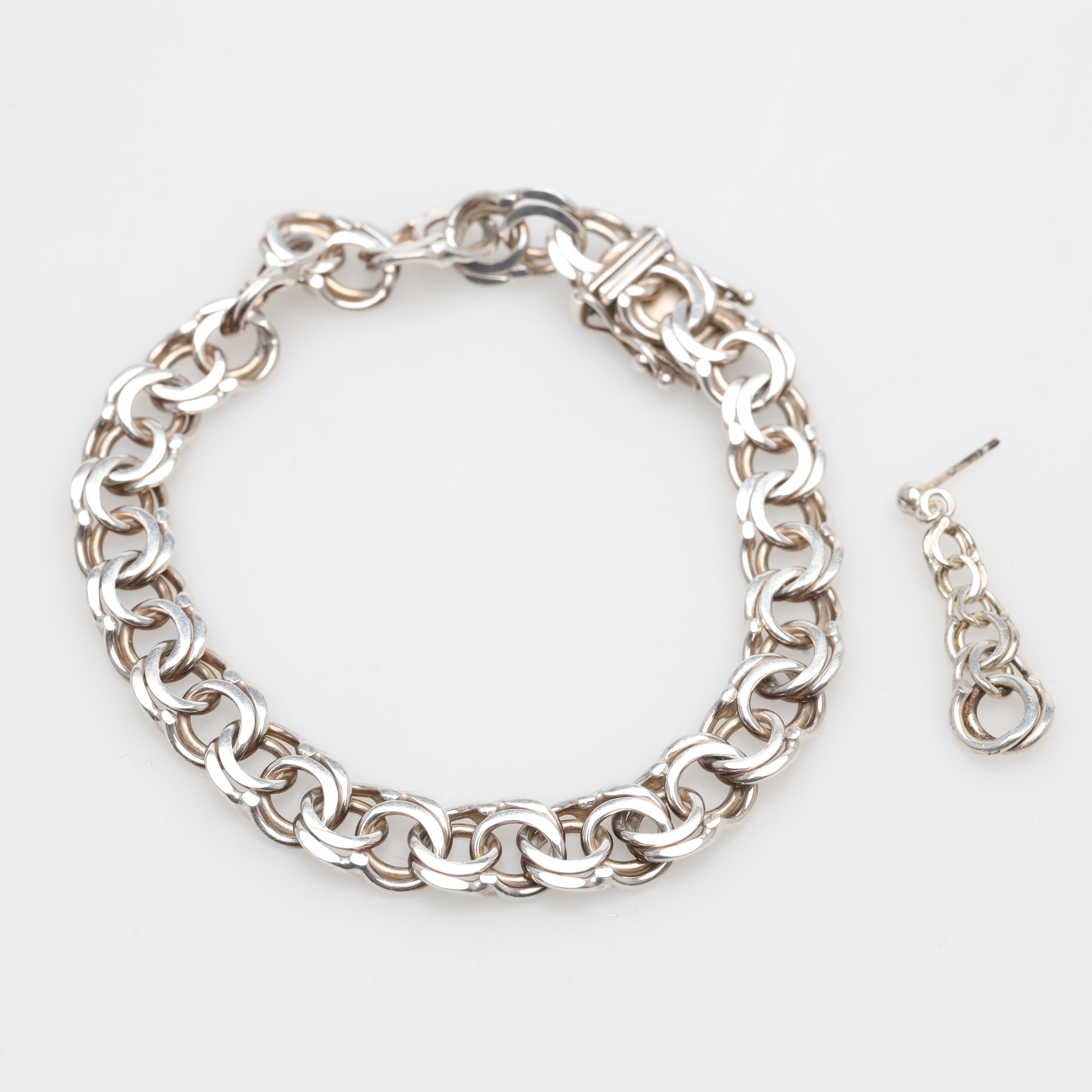 ARMBAND samt ÖRHÄNGE, 2 delar, Bismarck silver, vikt ca 17,7 gram.